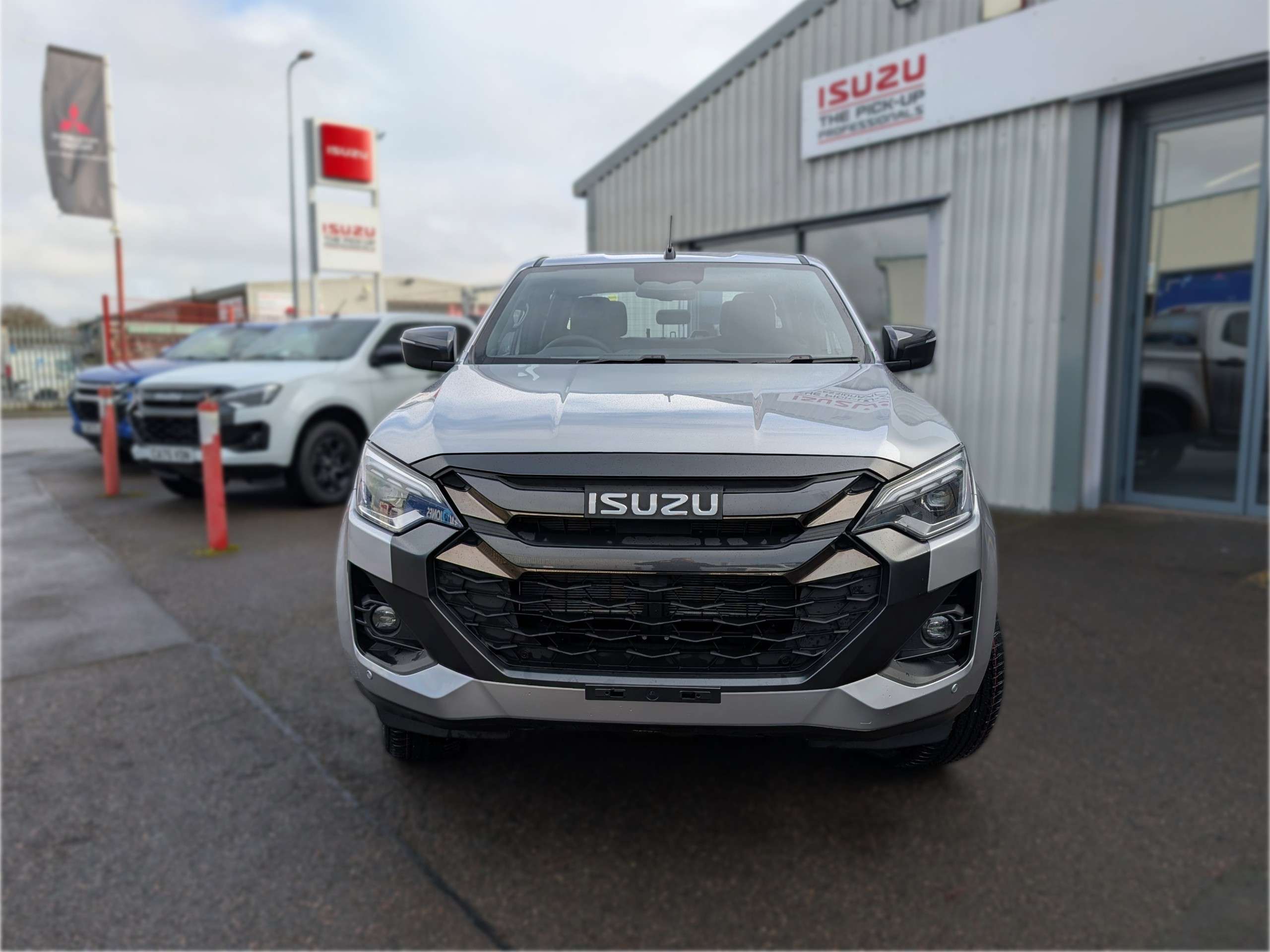 A 2025 ISUZU D-MAX 1.9 TD V-Cross Pickup Double Cab 4dr Diesel Auto 4WD Euro 6 (s/s) (164 ps) A 2025 ISUZU D-MAX 1.9 TD V-Cross Pickup Double Cab 4dr Diesel Auto 4WD Euro 6 (s/s) (164 ps)
