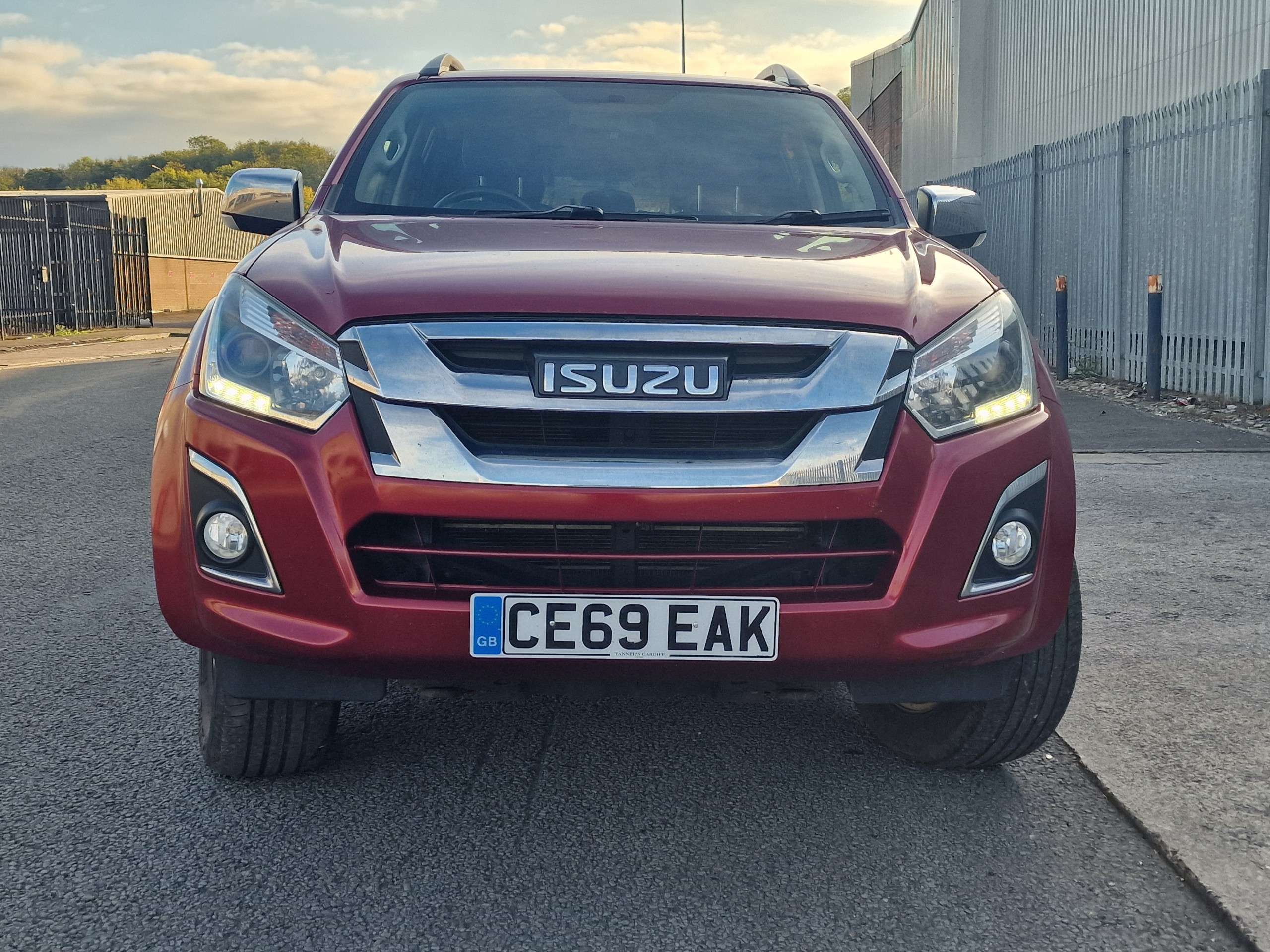 A 2019 ISUZU D-MAX 1.9 TD Utah Pickup Double Cab 4dr Diesel Manual 4WD Euro 6 (164 ps) A 2019 ISUZU D-MAX 1.9 TD Utah Pickup Double Cab 4dr Diesel Manual 4WD Euro 6 (164 ps)