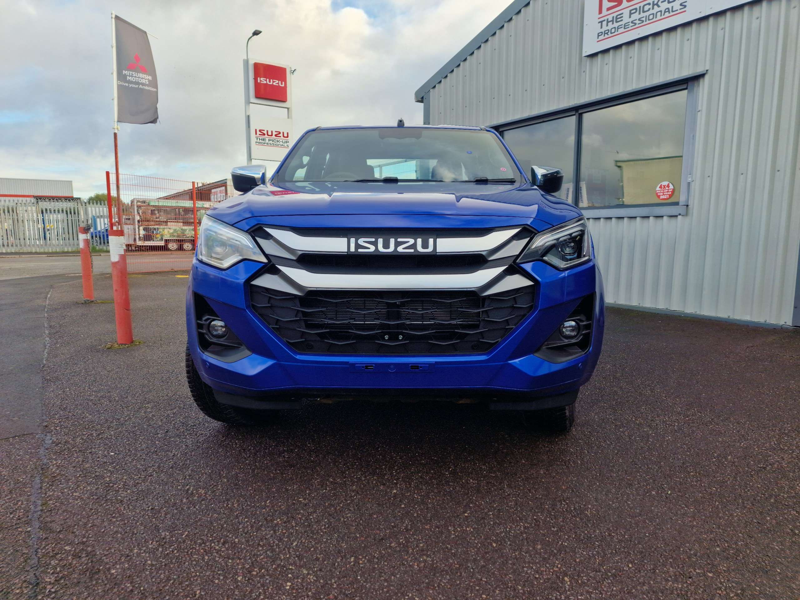 A 2025 ISUZU D-MAX 1.9 TD DL40 Pickup Double Cab 4dr Diesel Auto 4WD Euro 6 (s/s) (164 ps) A 2025 ISUZU D-MAX 1.9 TD DL40 Pickup Double Cab 4dr Diesel Auto 4WD Euro 6 (s/s) (164 ps)