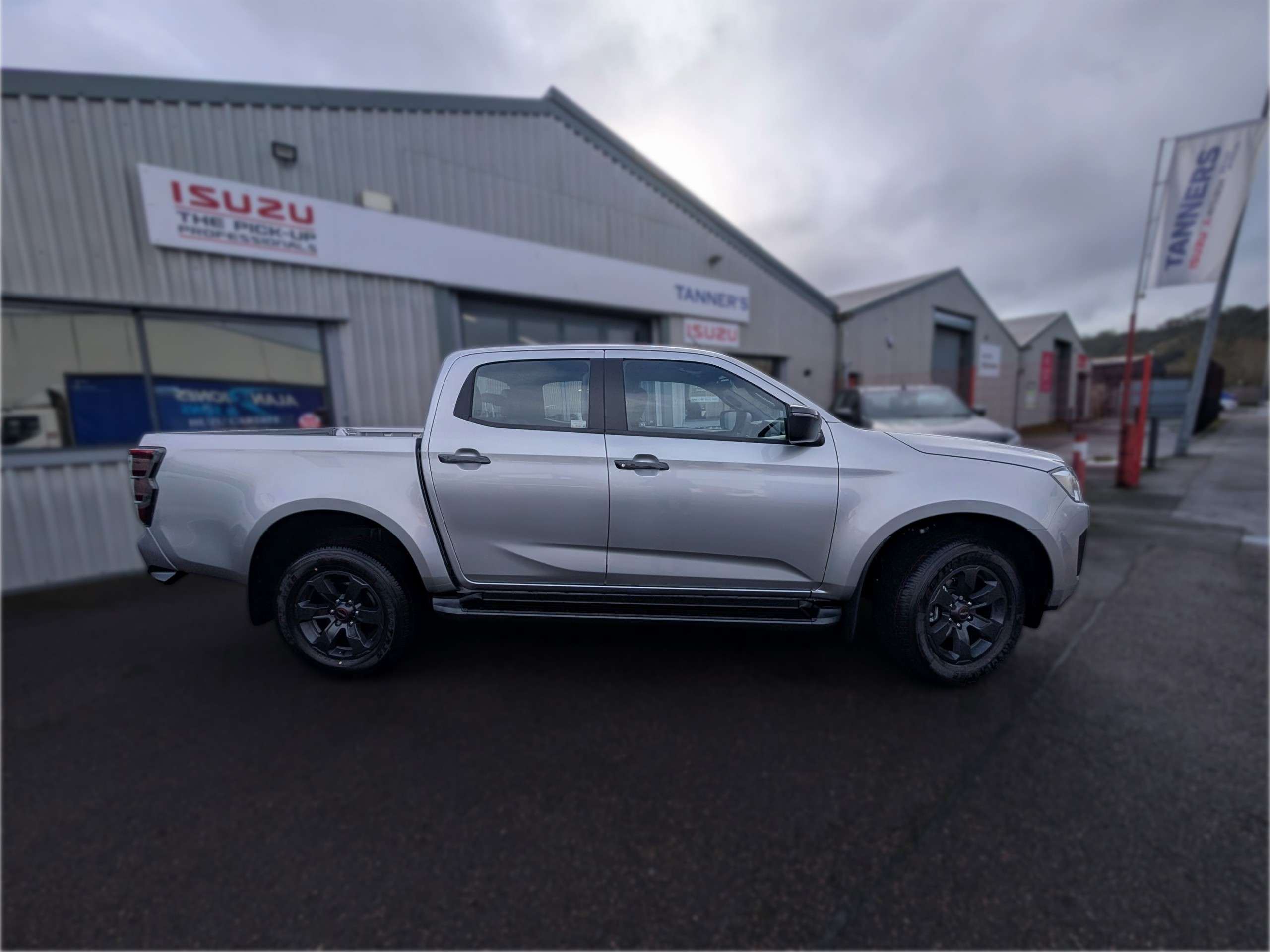 A 2025 ISUZU D-MAX 1.9 TD V-Cross Pickup Double Cab 4dr Diesel Auto 4WD Euro 6 (s/s) (164 ps) A 2025 ISUZU D-MAX 1.9 TD V-Cross Pickup Double Cab 4dr Diesel Auto 4WD Euro 6 (s/s) (164 ps)