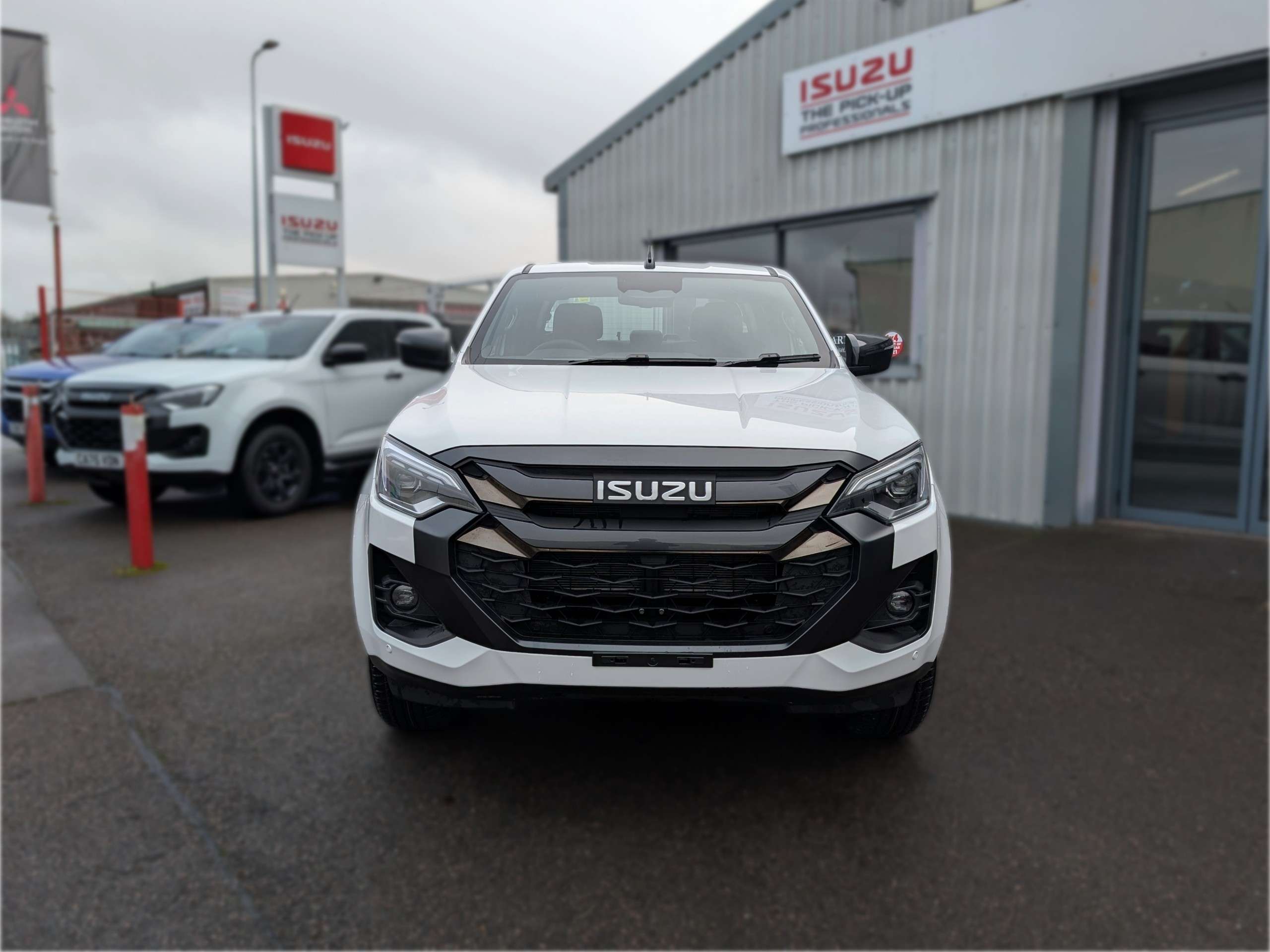 A 2025 ISUZU D-MAX 1.9 TD V-Cross Pickup Double Cab 4dr Diesel Auto 4WD Euro 6 (s/s) (164 ps) A 2025 ISUZU D-MAX 1.9 TD V-Cross Pickup Double Cab 4dr Diesel Auto 4WD Euro 6 (s/s) (164 ps)