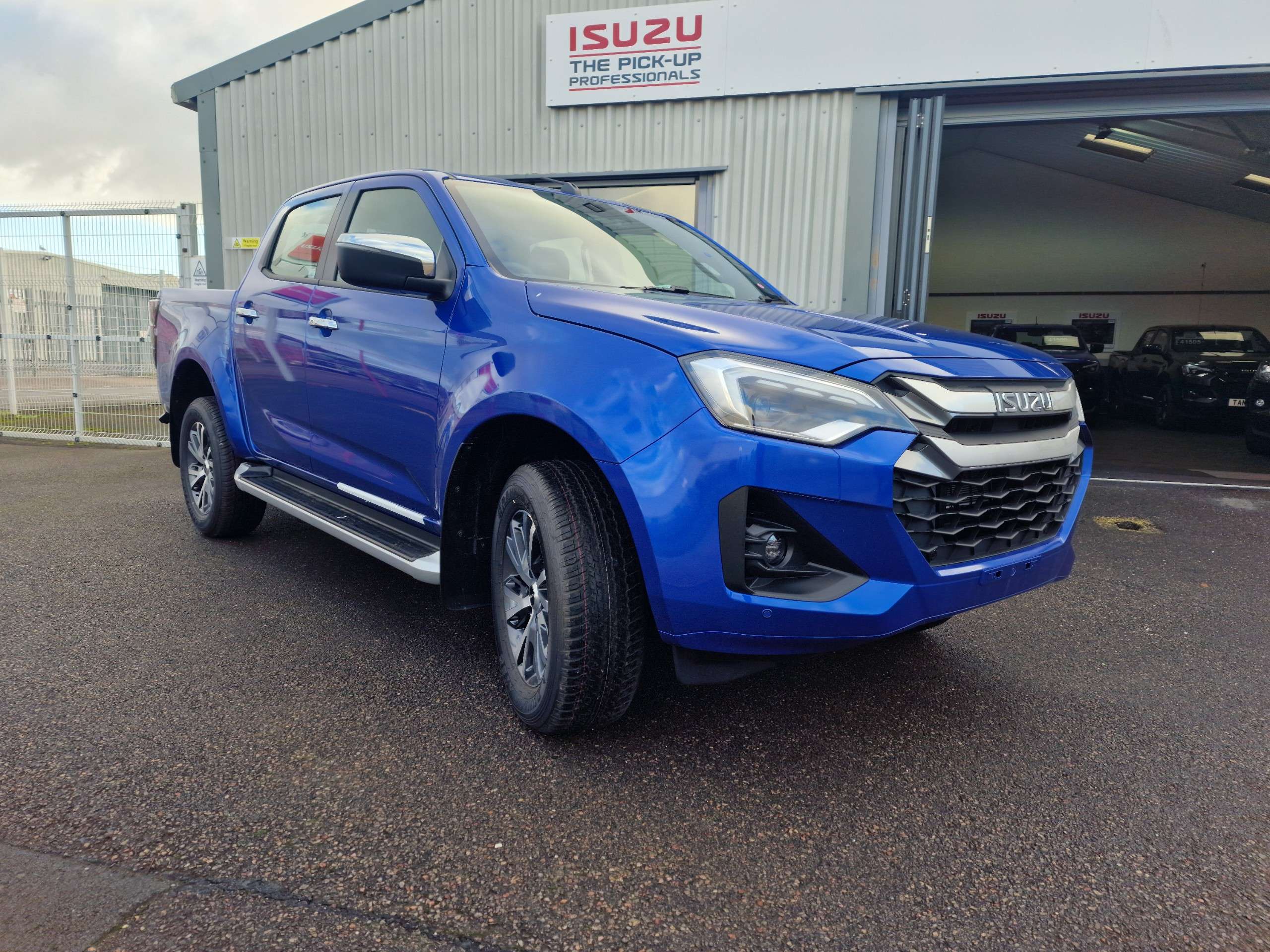 A 2025 ISUZU D-MAX 1.9 TD DL40 Pickup Double Cab 4dr Diesel Auto 4WD Euro 6 (s/s) (164 ps) A 2025 ISUZU D-MAX 1.9 TD DL40 Pickup Double Cab 4dr Diesel Auto 4WD Euro 6 (s/s) (164 ps)