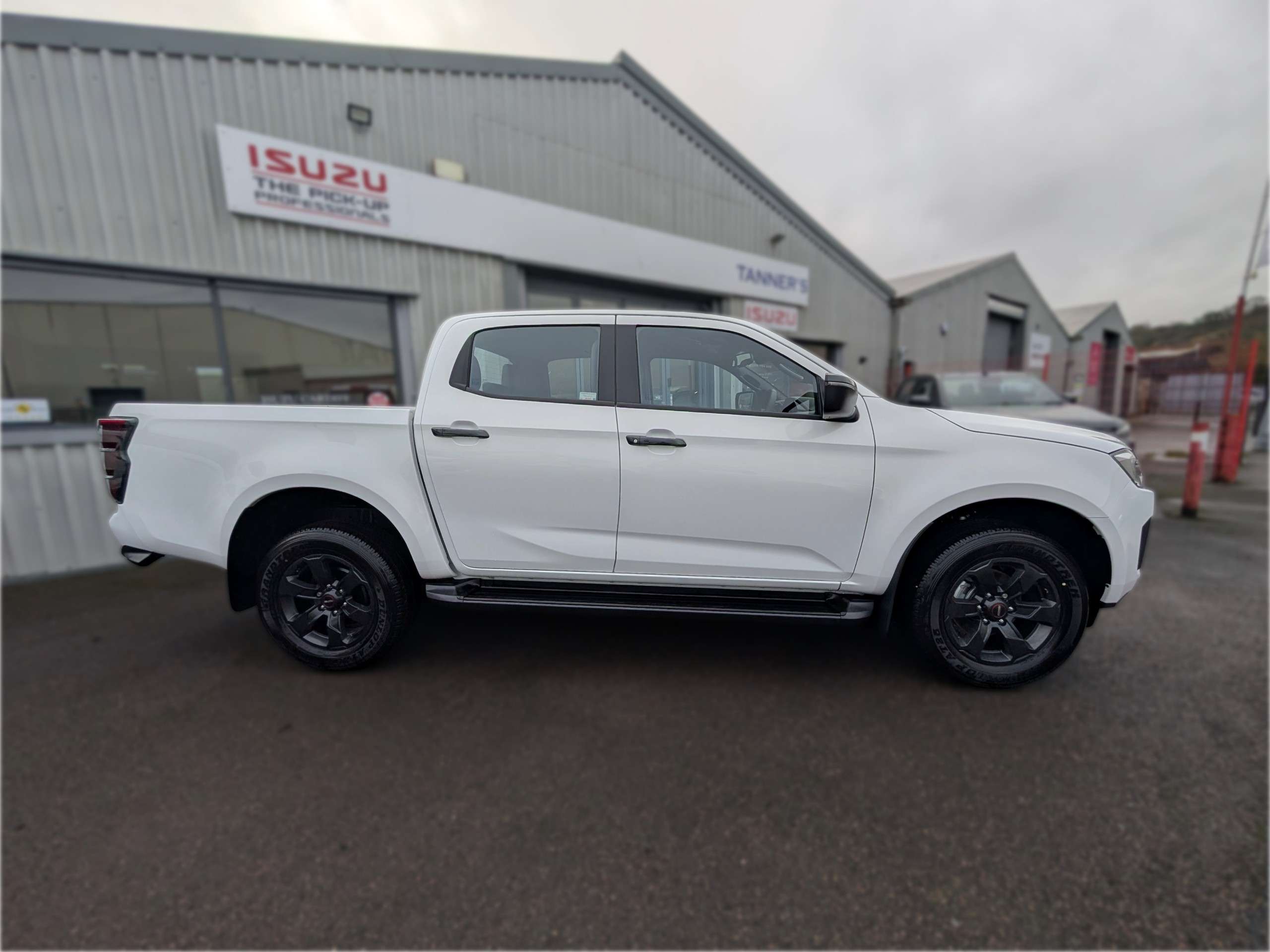A 2025 ISUZU D-MAX 1.9 TD V-Cross Pickup Double Cab 4dr Diesel Auto 4WD Euro 6 (s/s) (164 ps) A 2025 ISUZU D-MAX 1.9 TD V-Cross Pickup Double Cab 4dr Diesel Auto 4WD Euro 6 (s/s) (164 ps)