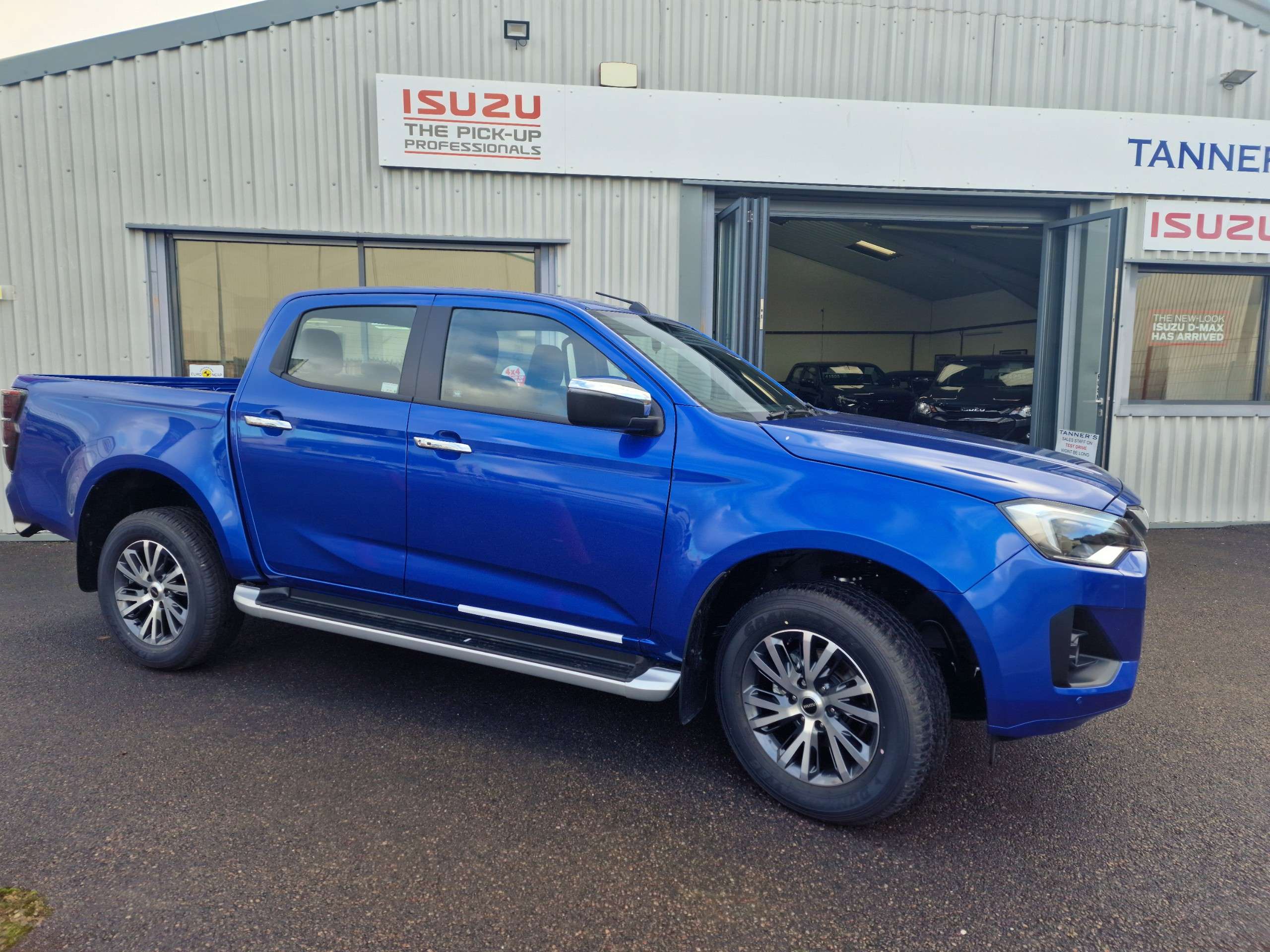 A 2025 ISUZU D-MAX 1.9 TD DL40 Pickup Double Cab 4dr Diesel Auto 4WD Euro 6 (s/s) (164 ps) A 2025 ISUZU D-MAX 1.9 TD DL40 Pickup Double Cab 4dr Diesel Auto 4WD Euro 6 (s/s) (164 ps)