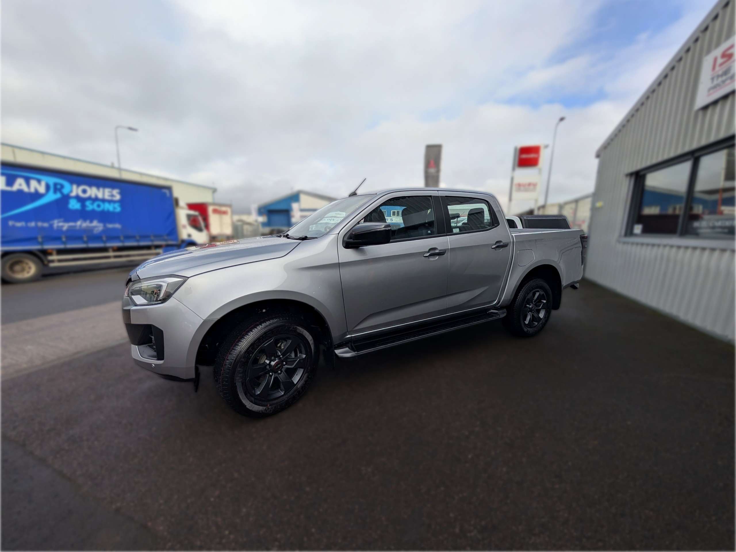 A 2025 ISUZU D-MAX 1.9 TD V-Cross Pickup Double Cab 4dr Diesel Auto 4WD Euro 6 (s/s) (164 ps) A 2025 ISUZU D-MAX 1.9 TD V-Cross Pickup Double Cab 4dr Diesel Auto 4WD Euro 6 (s/s) (164 ps)