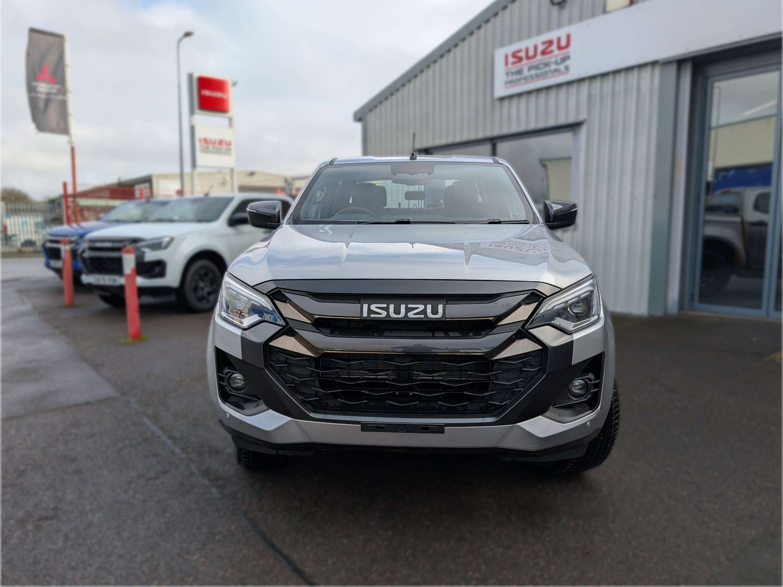 A 2025 ISUZU D-MAX 1.9 TD V-Cross Pickup Double Cab 4dr Diesel Auto 4WD Euro 6 (s/s) (164 ps) A 2025 ISUZU D-MAX 1.9 TD V-Cross Pickup Double Cab 4dr Diesel Auto 4WD Euro 6 (s/s) (164 ps)