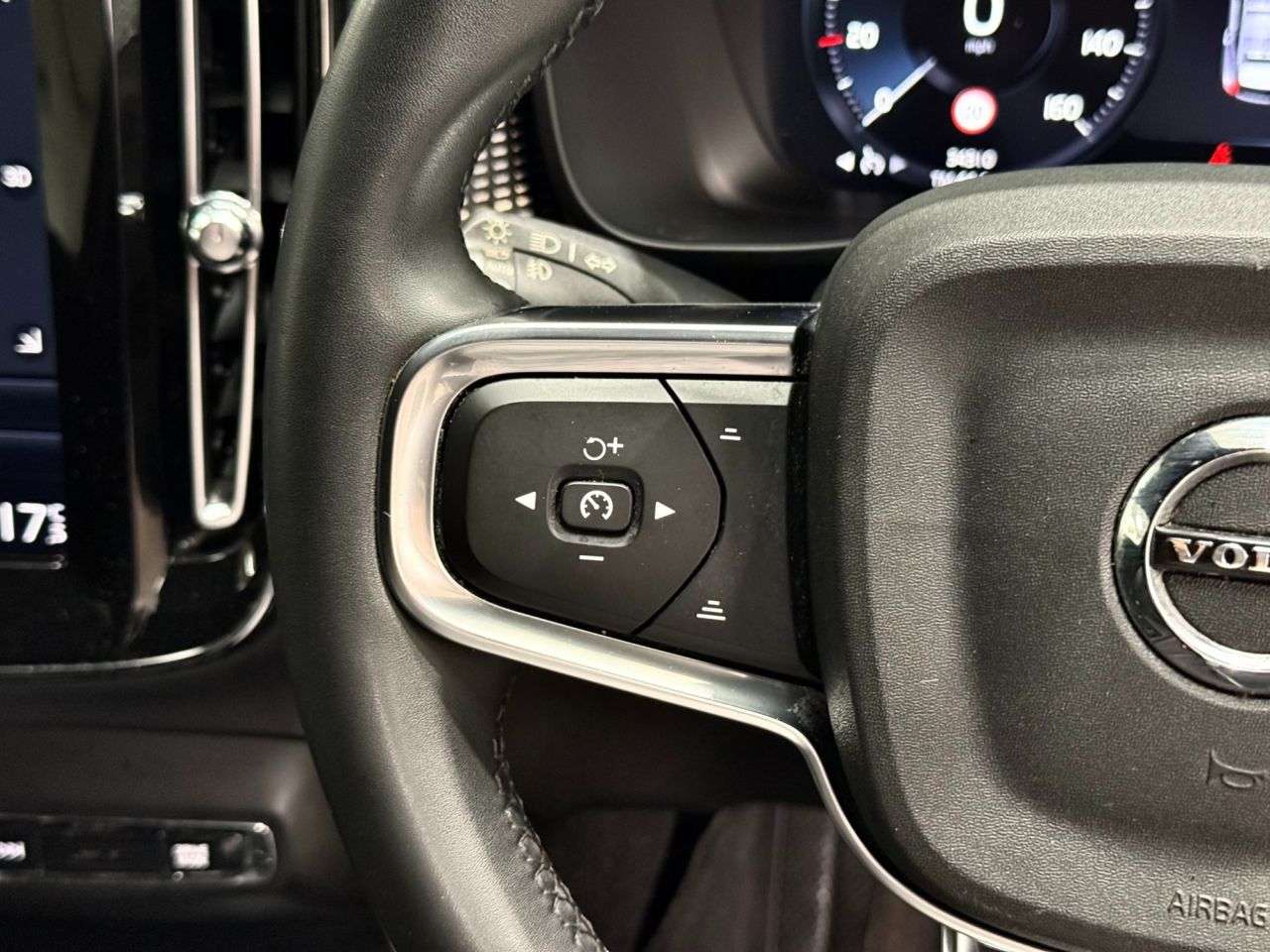 2022 VOLVO XC40 2022 VOLVO XC40
