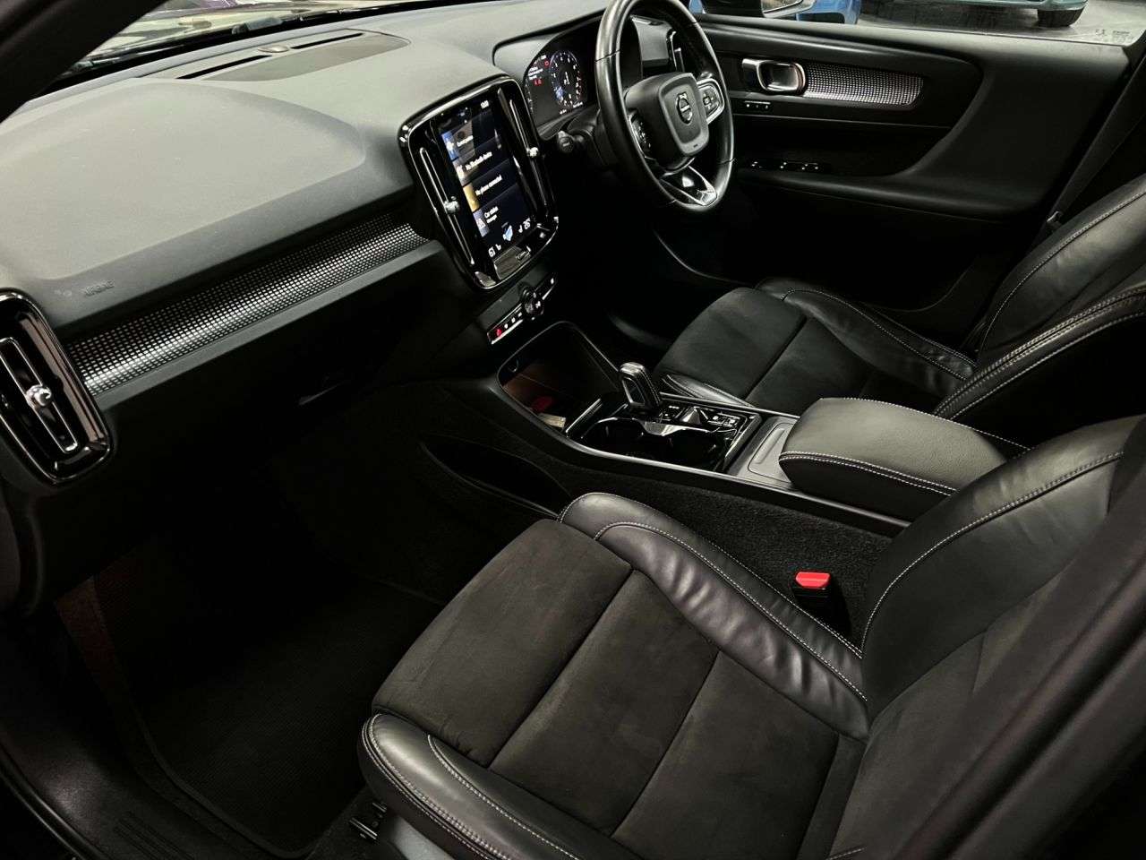 2022 VOLVO XC40 2022 VOLVO XC40