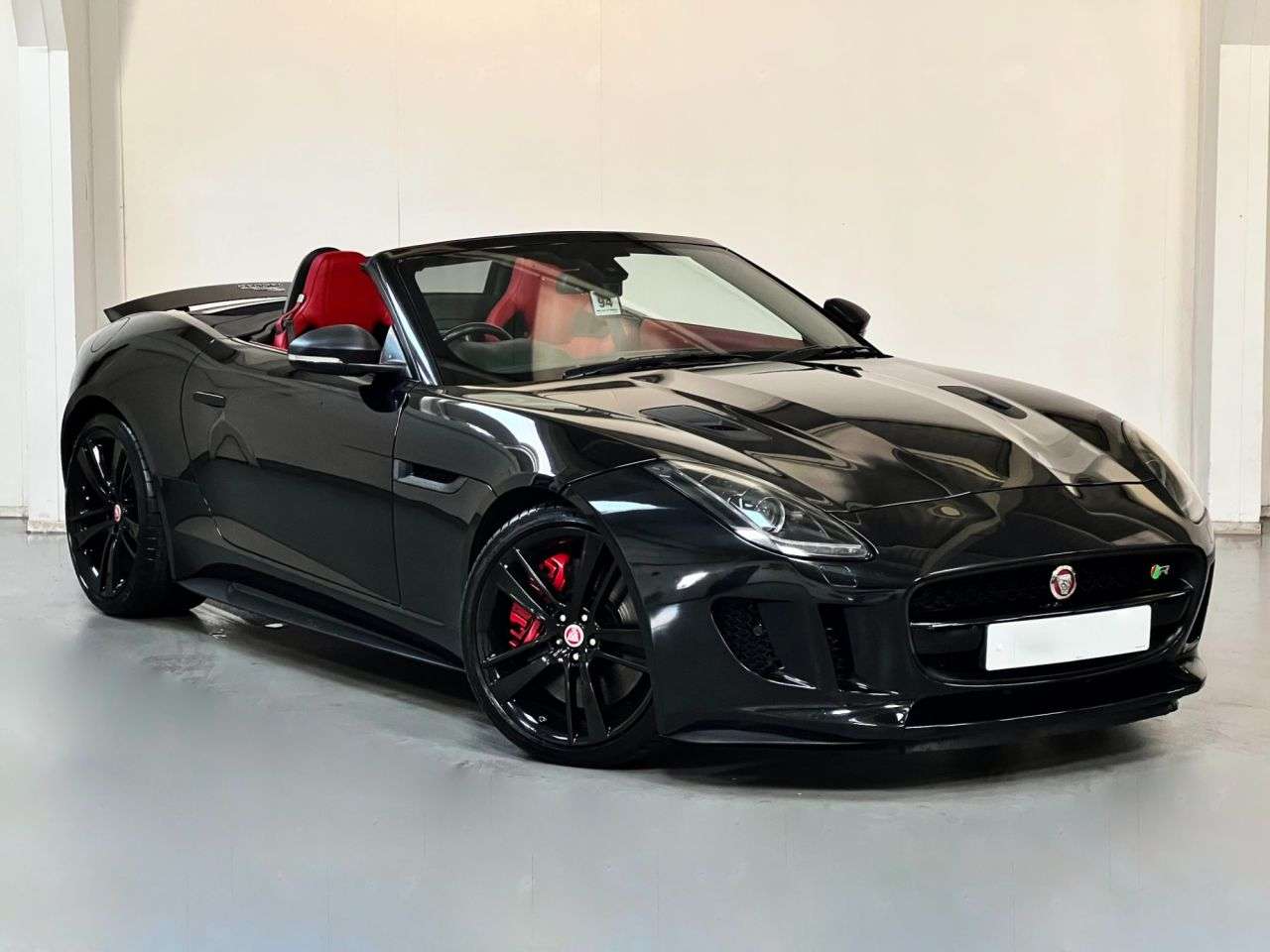 A 2015 JAGUAR F-TYPE 5.0 V8 R Convertible 2dr Petrol Auto AWD Euro 6 (s/s) (550 ps) A 2015 JAGUAR F-TYPE 5.0 V8 R Convertible 2dr Petrol Auto AWD Euro 6 (s/s) (550 ps)