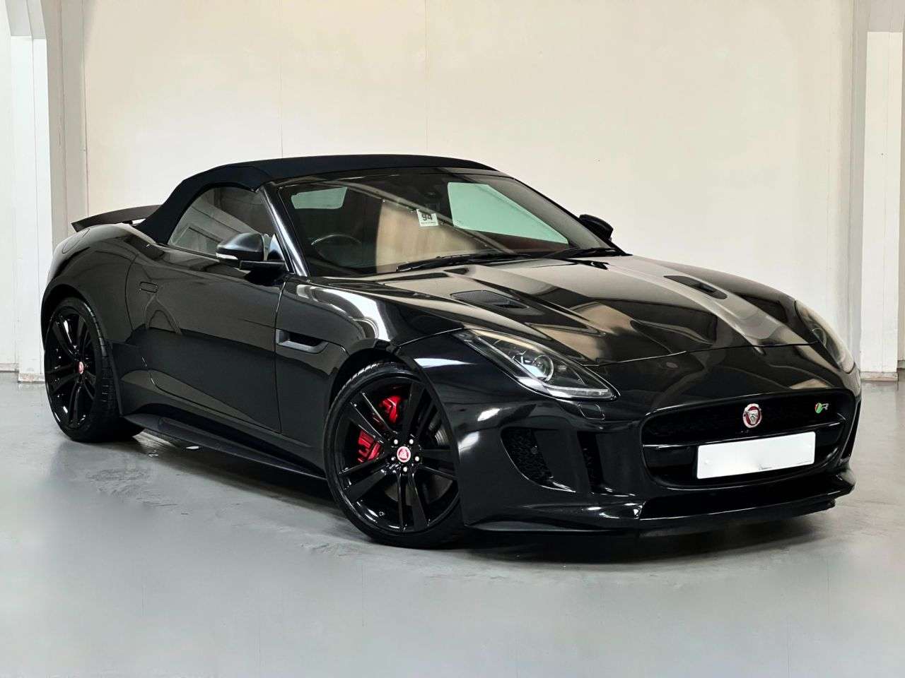 A 2015 JAGUAR F-TYPE 5.0 V8 R Convertible 2dr Petrol Auto AWD Euro 6 (s/s) (550 ps) A 2015 JAGUAR F-TYPE 5.0 V8 R Convertible 2dr Petrol Auto AWD Euro 6 (s/s) (550 ps)