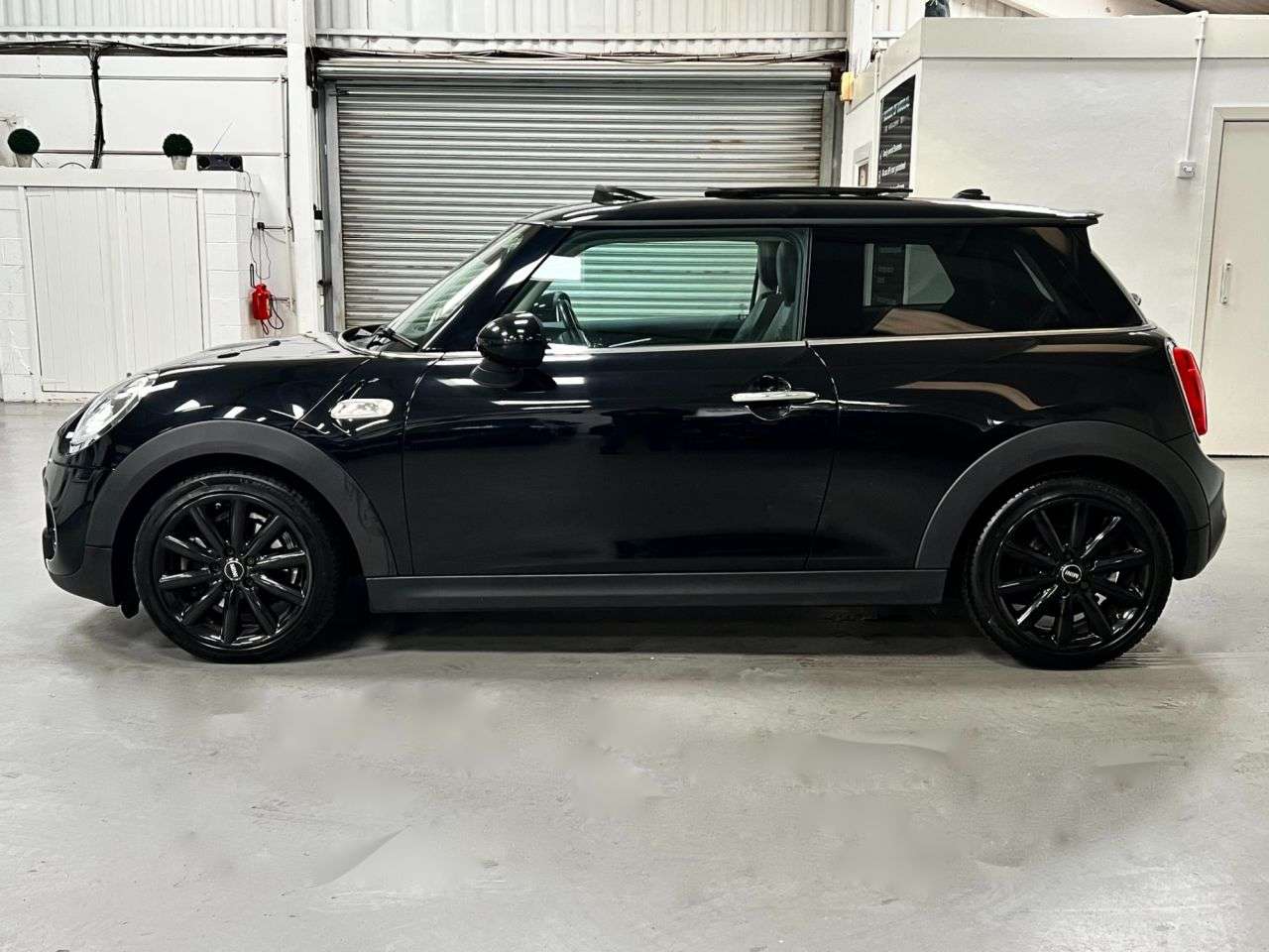 A 2016 MINI HATCH 2.0 Cooper S Hatchback 3dr Petrol Auto Euro 6 (s/s) (192 ps) A 2016 MINI HATCH 2.0 Cooper S Hatchback 3dr Petrol Auto Euro 6 (s/s) (192 ps)