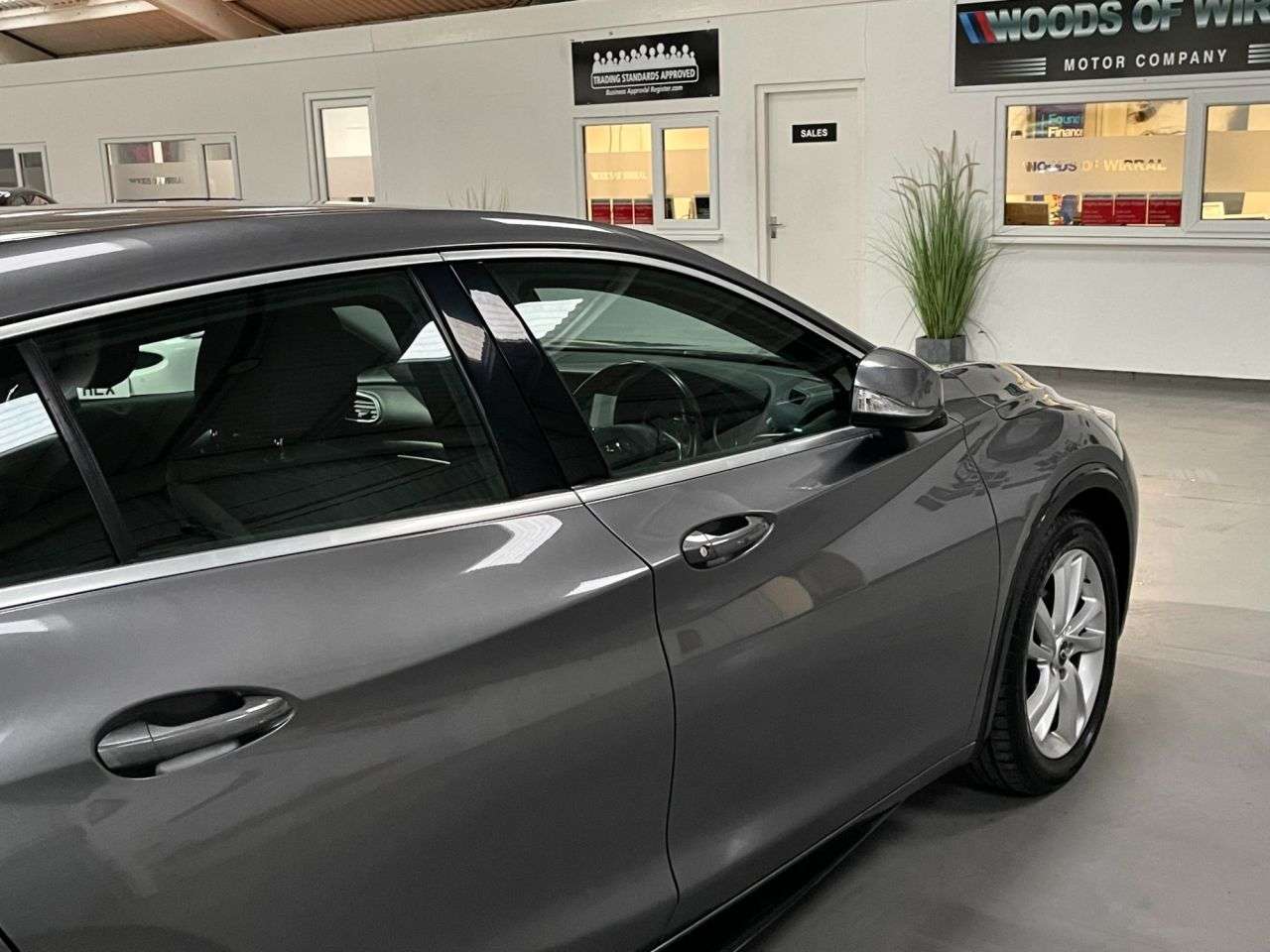 2017 INFINITI Q30 2017 INFINITI Q30