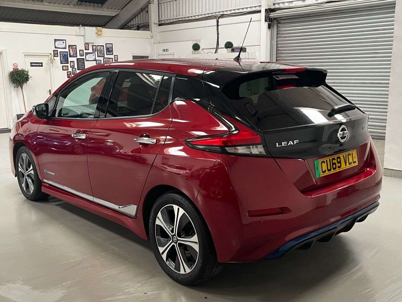 A 2019 NISSAN LEAF 40kWh Tekna Hatchback 5dr Electric Auto (150 ps) A 2019 NISSAN LEAF 40kWh Tekna Hatchback 5dr Electric Auto (150 ps)