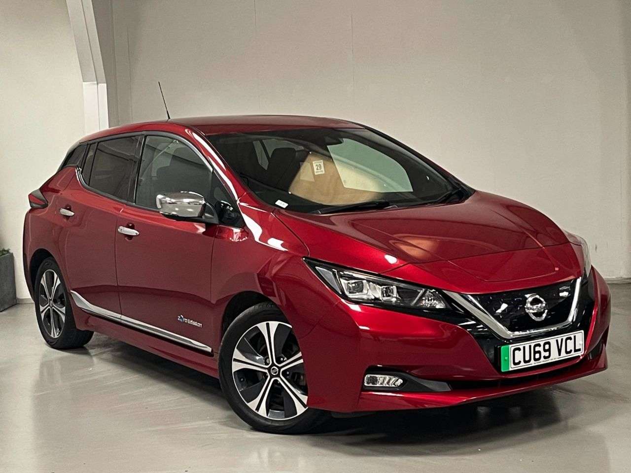 A 2019 NISSAN LEAF 40kWh Tekna Hatchback 5dr Electric Auto (150 ps) A 2019 NISSAN LEAF 40kWh Tekna Hatchback 5dr Electric Auto (150 ps)