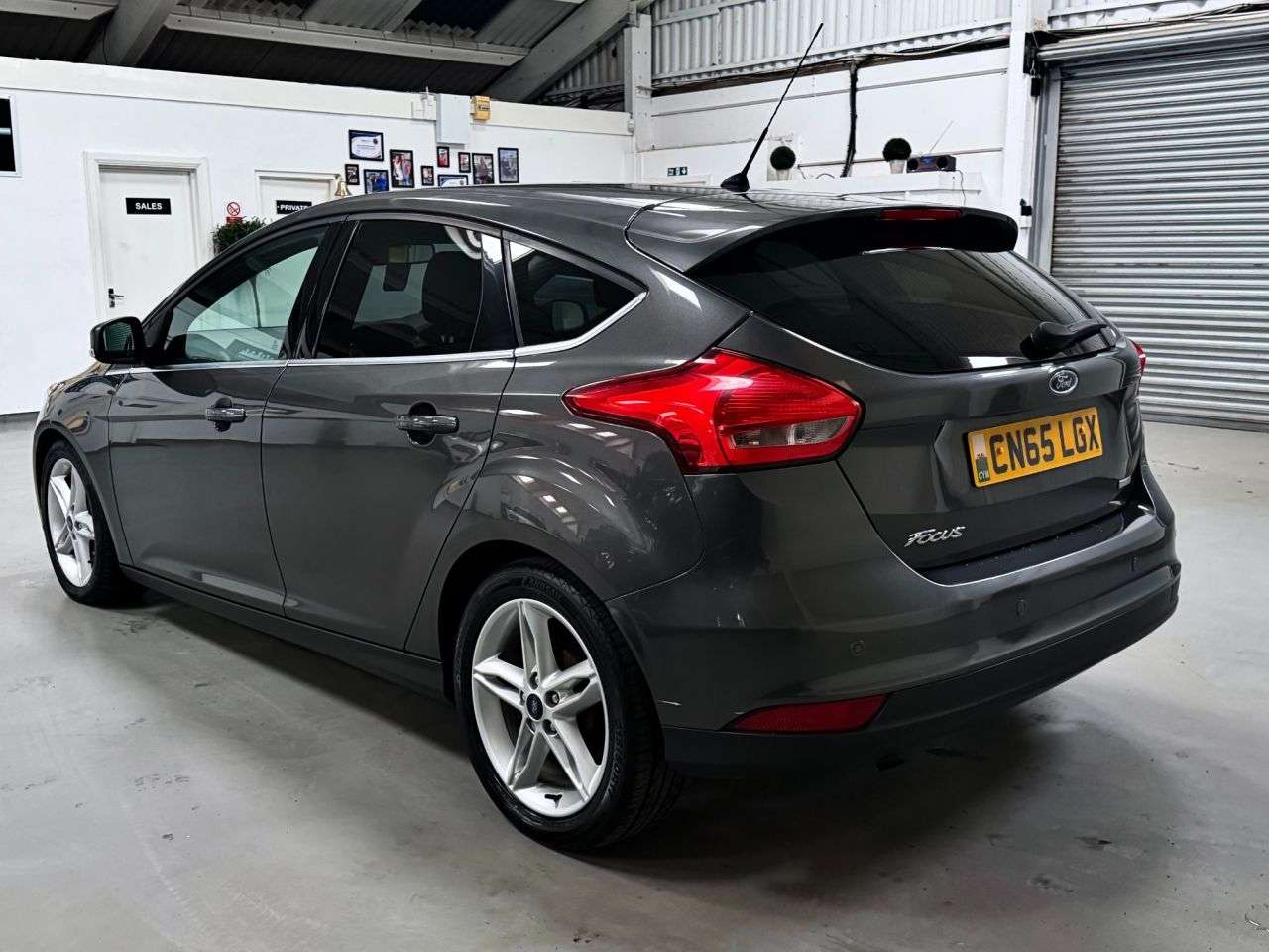 A 2015 FORD FOCUS 1.0T EcoBoost Titanium Hatchback 5dr Petrol Manual Euro 6 (s/s) (125 ps) A 2015 FORD FOCUS 1.0T EcoBoost Titanium Hatchback 5dr Petrol Manual Euro 6 (s/s) (125 ps)