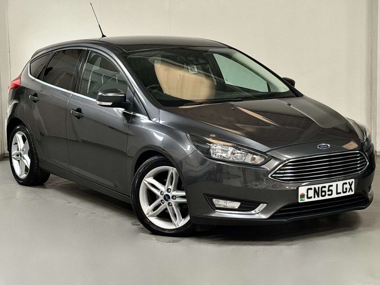 A 2015 FORD FOCUS 1.0T EcoBoost Titanium Hatchback 5dr Petrol Manual Euro 6 (s/s) (125 ps) A 2015 FORD FOCUS 1.0T EcoBoost Titanium Hatchback 5dr Petrol Manual Euro 6 (s/s) (125 ps)