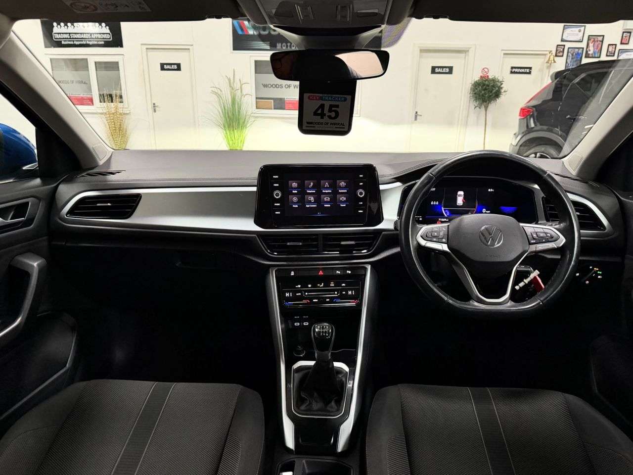 A 2022 VOLKSWAGEN T-ROC 1.0 TSI Life SUV 5dr Petrol Manual Euro 6 (s/s) (110 ps) A 2022 VOLKSWAGEN T-ROC 1.0 TSI Life SUV 5dr Petrol Manual Euro 6 (s/s) (110 ps)