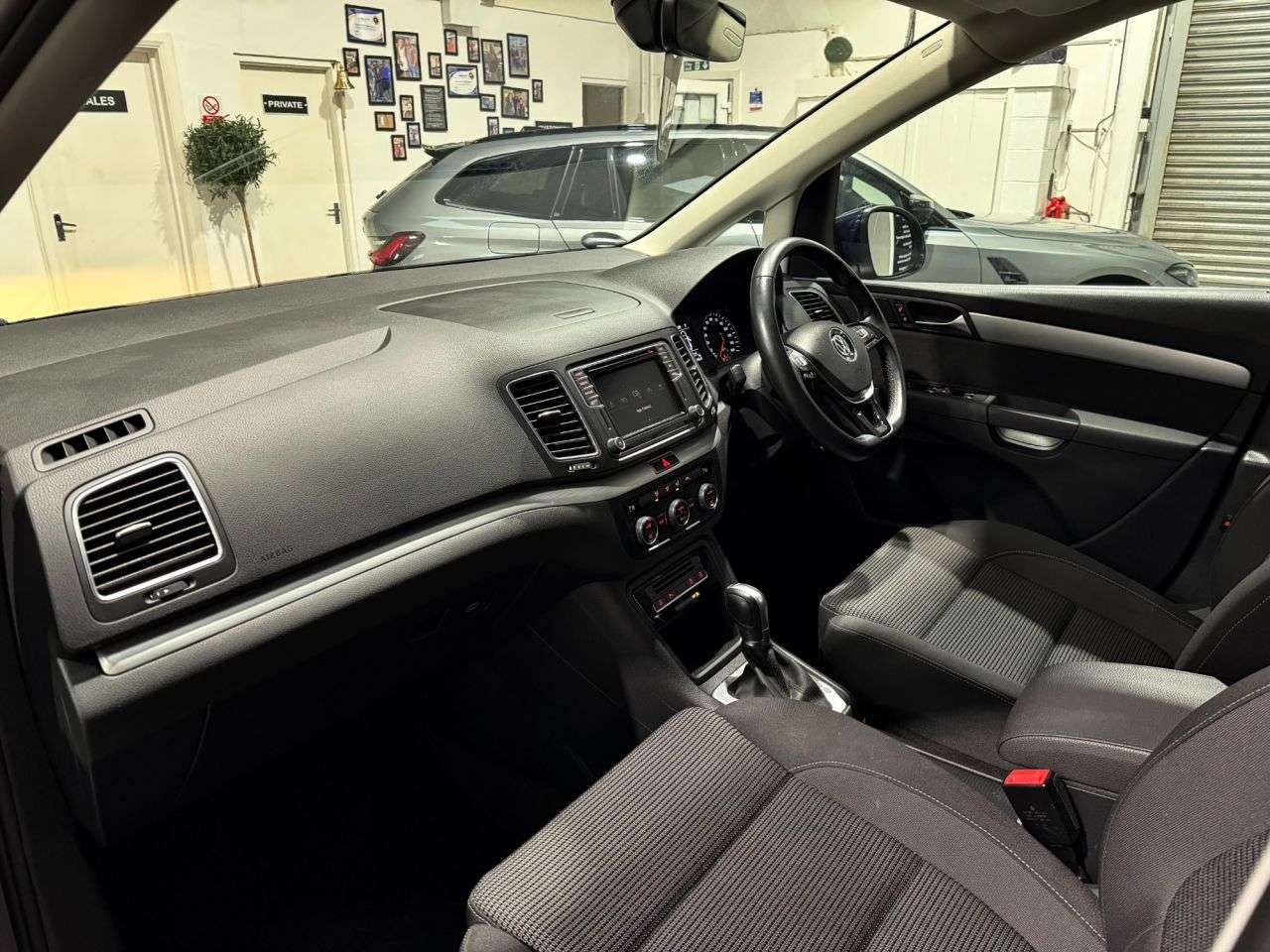 A 2018 VOLKSWAGEN SHARAN 2.0 TDI SE Nav MPV 5dr Diesel DSG Euro 6 (s/s) (150 ps) A 2018 VOLKSWAGEN SHARAN 2.0 TDI SE Nav MPV 5dr Diesel DSG Euro 6 (s/s) (150 ps)