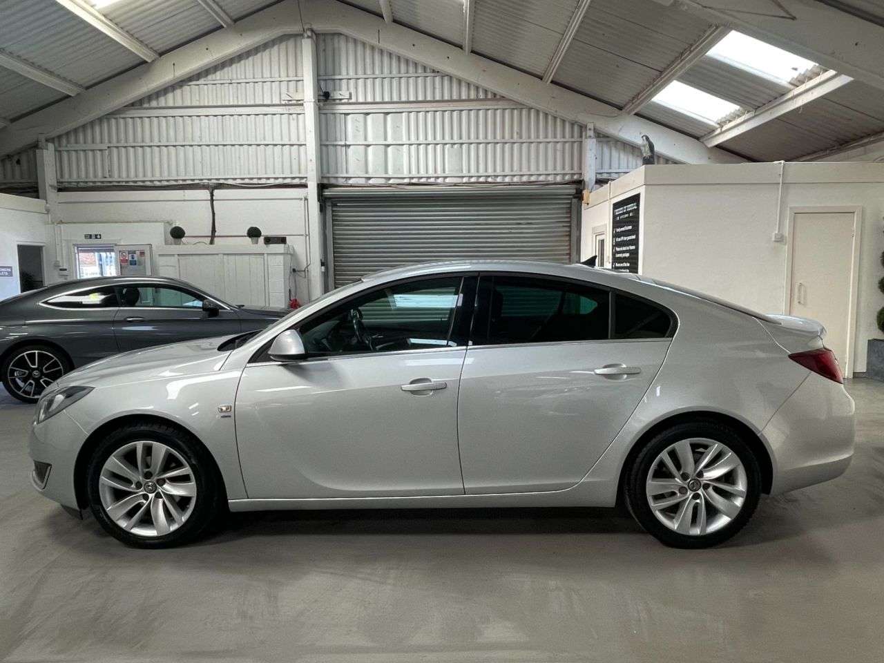 A 2015 VAUXHALL INSIGNIA 1.6 CDTi SRi Nav Hatchback 5dr Diesel Manual Euro 6 (s/s) (136 ps) A 2015 VAUXHALL INSIGNIA 1.6 CDTi SRi Nav Hatchback 5dr Diesel Manual Euro 6 (s/s) (136 ps)