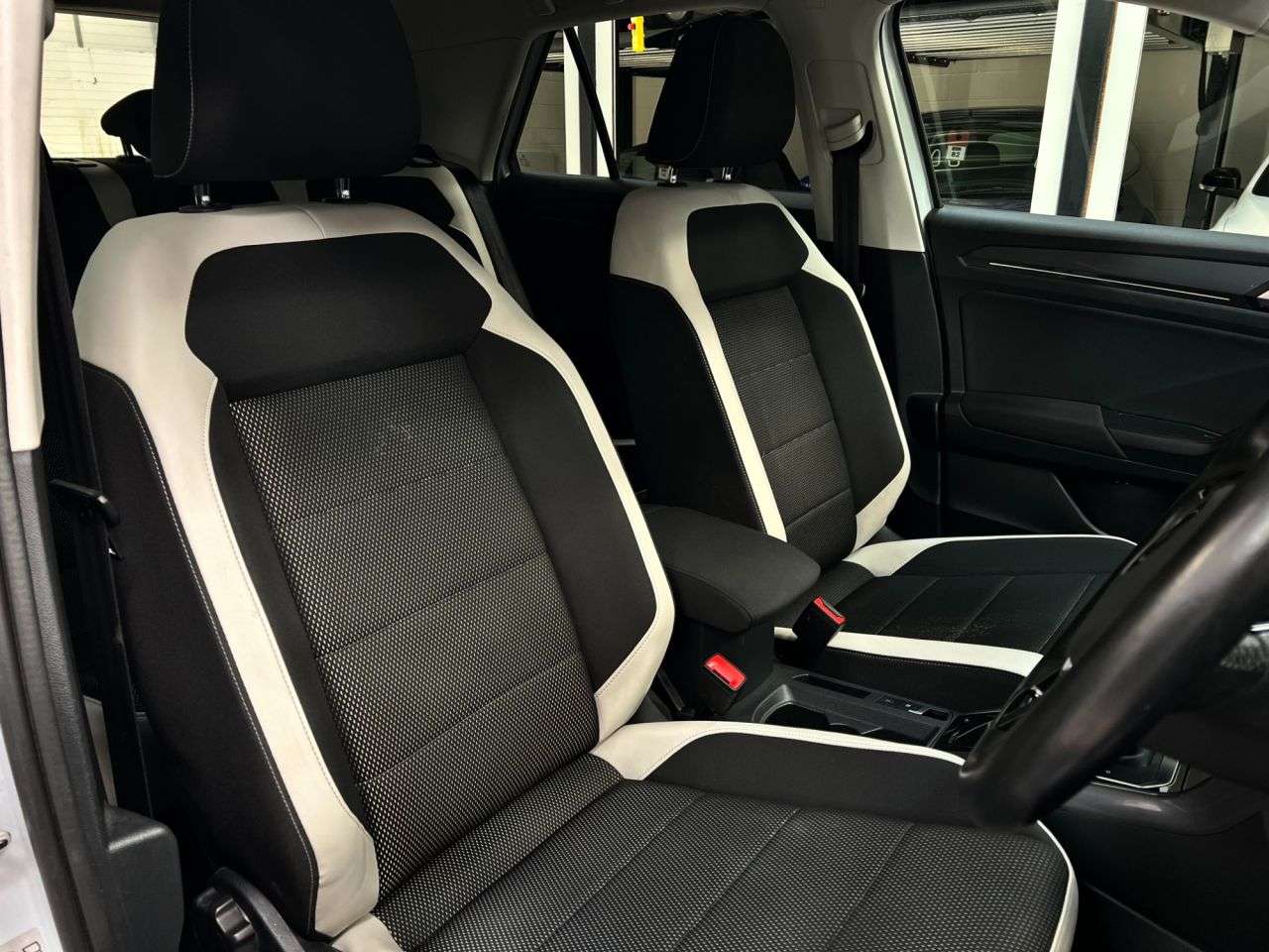 A 2021 VOLKSWAGEN T-ROC 1.5 TSI GPF EVO SEL SUV 5dr Petrol DSG Euro 6 (s/s) (150 ps) A 2021 VOLKSWAGEN T-ROC 1.5 TSI GPF EVO SEL SUV 5dr Petrol DSG Euro 6 (s/s) (150 ps)