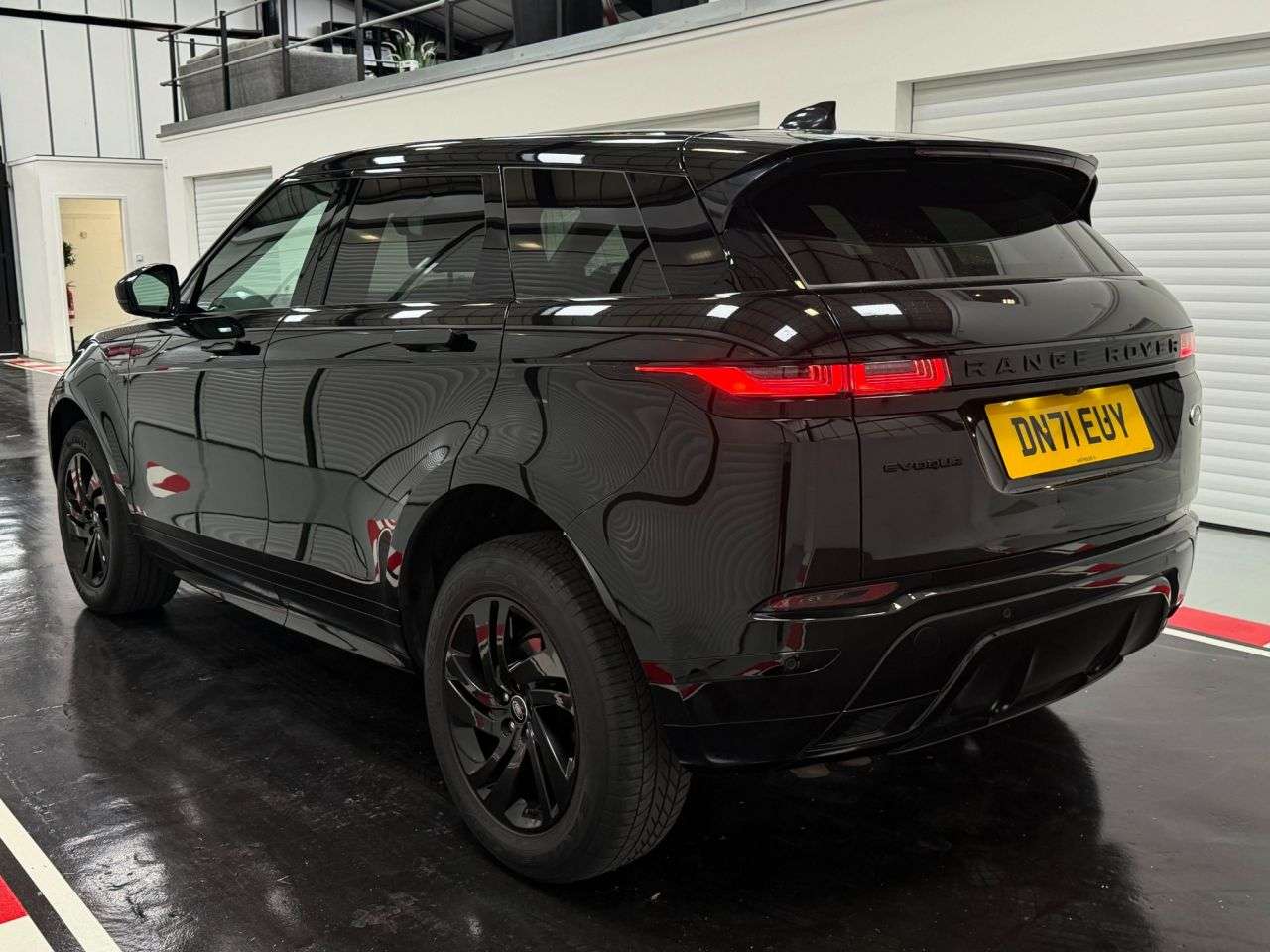 A 2021 LAND ROVER RANGE ROVER EVOQUE 2.0 D200 MHEV R-Dynamic S SUV 5dr Diesel Auto 4WD Euro 6 (s/s) (204 ps) A 2021 LAND ROVER RANGE ROVER EVOQUE 2.0 D200 MHEV R-Dynamic S SUV 5dr Diesel Auto 4WD Euro 6 (s/s) (204 ps)