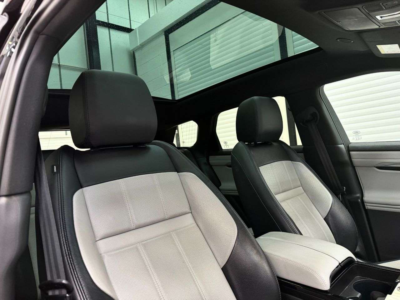 A 2021 LAND ROVER RANGE ROVER EVOQUE 2.0 D200 MHEV R-Dynamic S SUV 5dr Diesel Auto 4WD Euro 6 (s/s) (204 ps) A 2021 LAND ROVER RANGE ROVER EVOQUE 2.0 D200 MHEV R-Dynamic S SUV 5dr Diesel Auto 4WD Euro 6 (s/s) (204 ps)