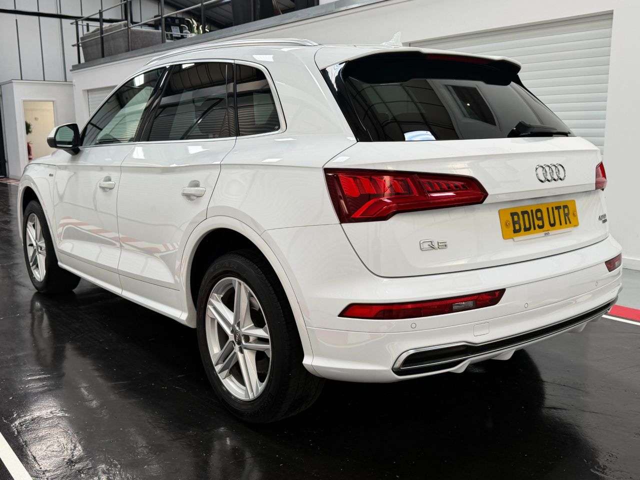 A 2019 AUDI Q5 2.0 TDI 40 S line SUV 5dr Diesel S Tronic quattro Euro 6 (s/s) (190 ps) A 2019 AUDI Q5 2.0 TDI 40 S line SUV 5dr Diesel S Tronic quattro Euro 6 (s/s) (190 ps)