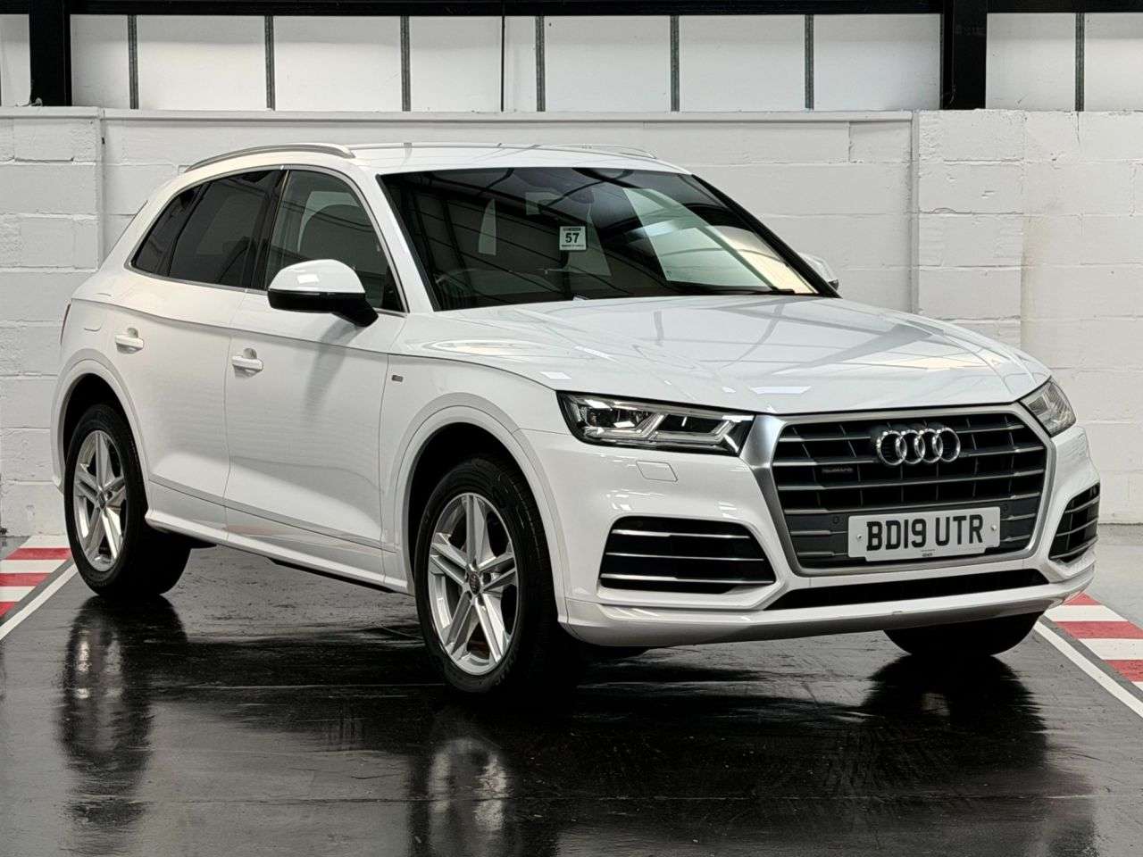 A 2019 AUDI Q5 2.0 TDI 40 S line SUV 5dr Diesel S Tronic quattro Euro 6 (s/s) (190 ps) A 2019 AUDI Q5 2.0 TDI 40 S line SUV 5dr Diesel S Tronic quattro Euro 6 (s/s) (190 ps)