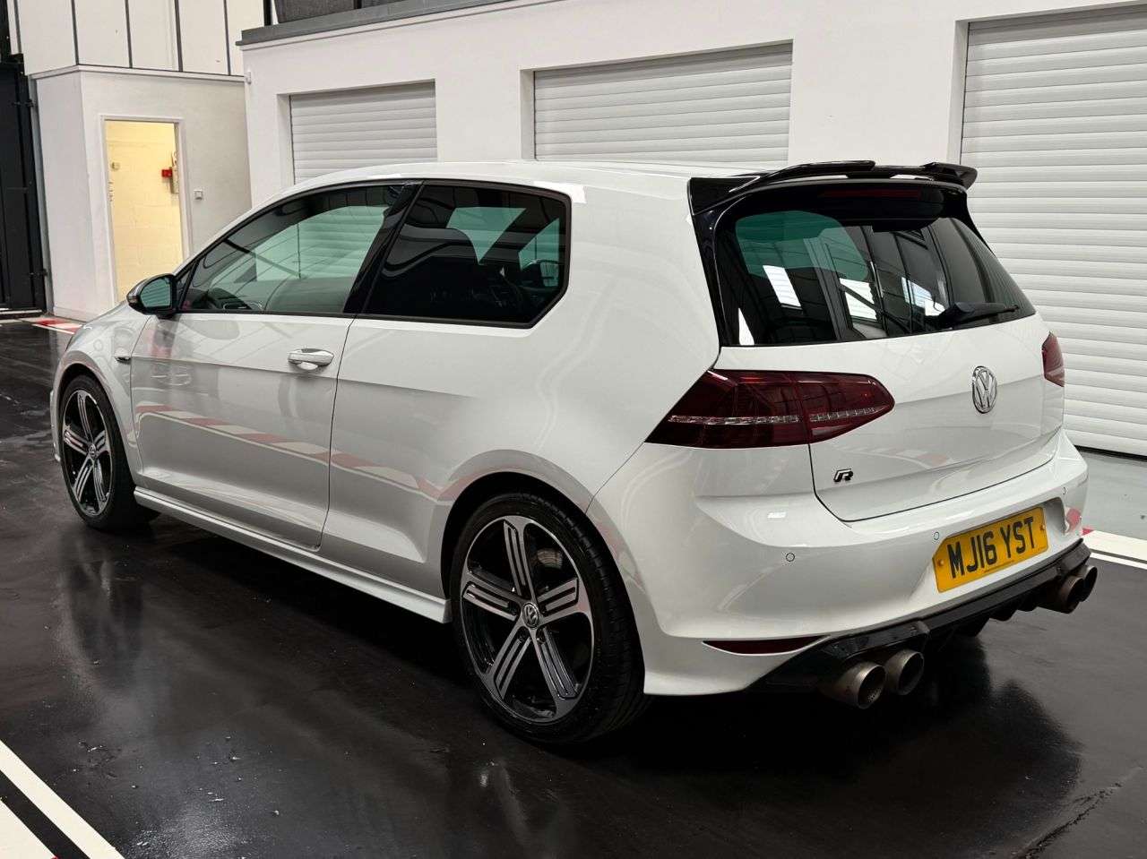 A 2016 VOLKSWAGEN GOLF 2.0 TSI BlueMotion Tech R Hatchback 3dr Petrol Manual 4Motion Euro 6 (s/s) A 2016 VOLKSWAGEN GOLF 2.0 TSI BlueMotion Tech R Hatchback 3dr Petrol Manual 4Motion Euro 6 (s/s)