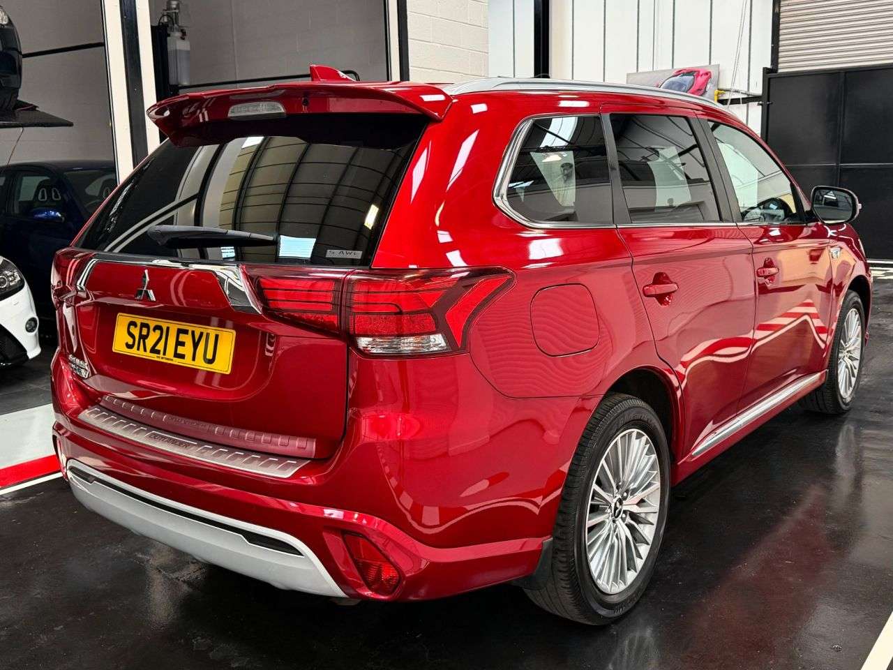 A 2021 MITSUBISHI OUTLANDER 2.4h TwinMotor 13.8kWh Dynamic SUV 5dr Petrol Plug-in Hybrid CVT 4WD Euro 6 A 2021 MITSUBISHI OUTLANDER 2.4h TwinMotor 13.8kWh Dynamic SUV 5dr Petrol Plug-in Hybrid CVT 4WD Euro 6