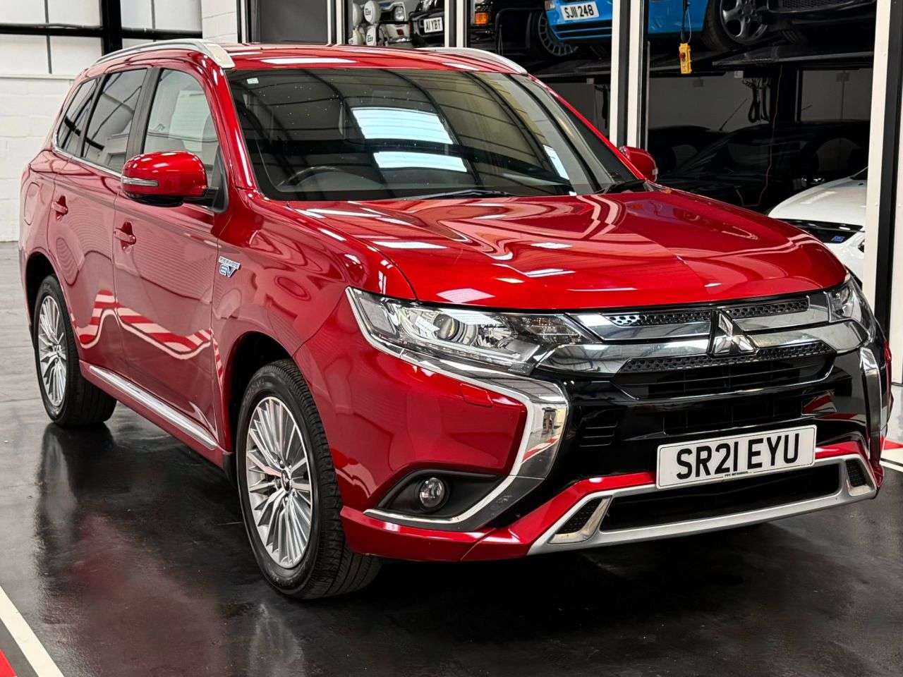 A 2021 MITSUBISHI OUTLANDER 2.4h TwinMotor 13.8kWh Dynamic SUV 5dr Petrol Plug-in Hybrid CVT 4WD Euro 6 A 2021 MITSUBISHI OUTLANDER 2.4h TwinMotor 13.8kWh Dynamic SUV 5dr Petrol Plug-in Hybrid CVT 4WD Euro 6