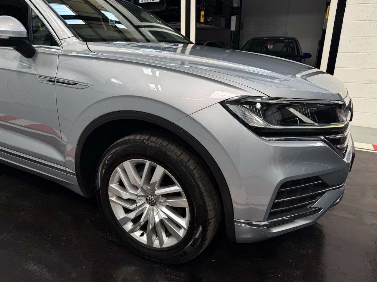 A 2018 VOLKSWAGEN TOUAREG 3.0 TDI V6 SEL SUV 5dr Diesel Tiptronic 4Motion Euro 6 (s/s) (231 ps) A 2018 VOLKSWAGEN TOUAREG 3.0 TDI V6 SEL SUV 5dr Diesel Tiptronic 4Motion Euro 6 (s/s) (231 ps)
