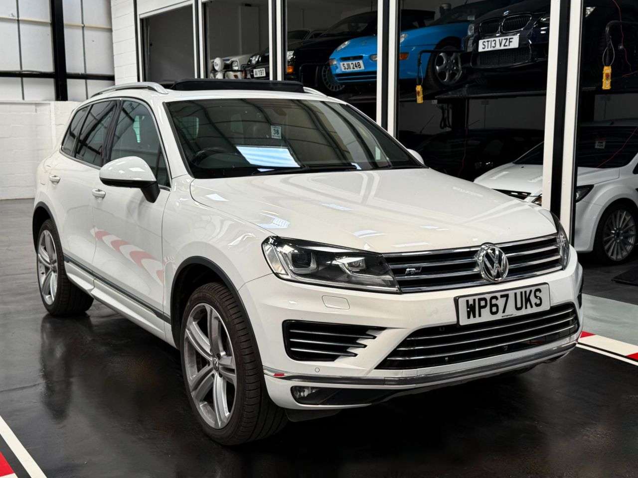 A 2017 VOLKSWAGEN TOUAREG 3.0 TDI V6 R-Line Plus SUV 5dr Diesel Tiptronic 4WD Euro 6 (s/s) (262 ps) A 2017 VOLKSWAGEN TOUAREG 3.0 TDI V6 R-Line Plus SUV 5dr Diesel Tiptronic 4WD Euro 6 (s/s) (262 ps)
