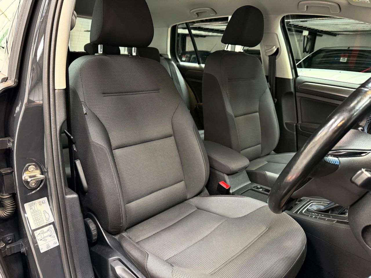 A 2020 VOLKSWAGEN E-GOLF 35.8kWh e-Golf Hatchback 5dr Electric Auto (136 ps) A 2020 VOLKSWAGEN E-GOLF 35.8kWh e-Golf Hatchback 5dr Electric Auto (136 ps)