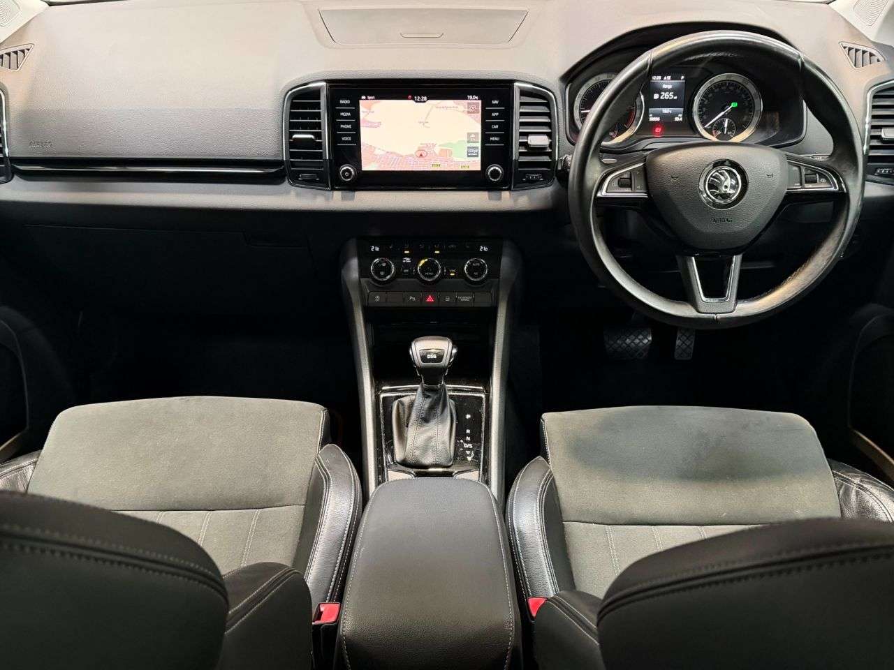 A 2018 SKODA KAROQ 1.6 TDI SE L SUV 5dr Diesel DSG Euro 6 (s/s) (115 ps) A 2018 SKODA KAROQ 1.6 TDI SE L SUV 5dr Diesel DSG Euro 6 (s/s) (115 ps)