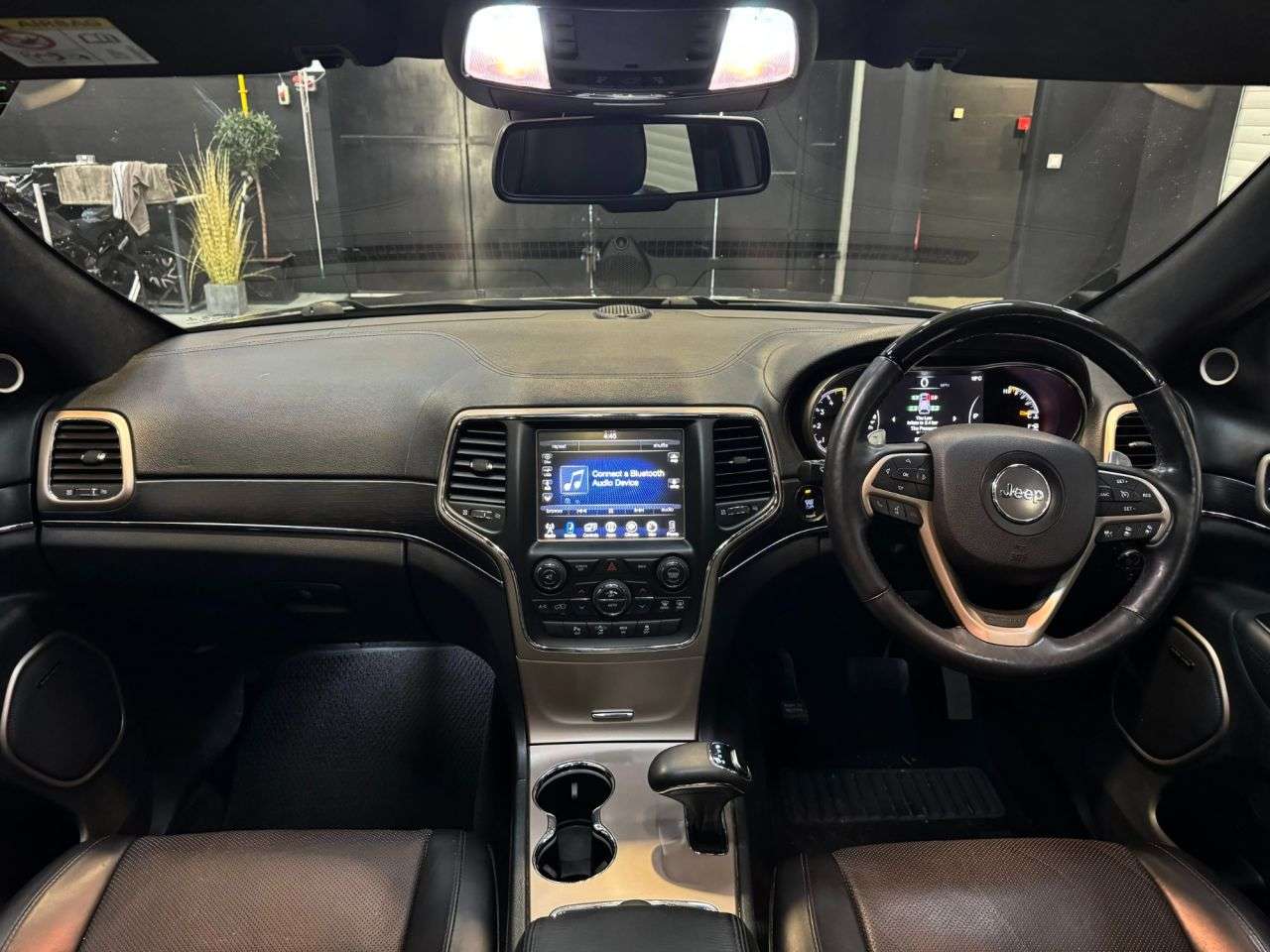 A 2016 JEEP GRAND CHEROKEE 3.0 V6 CRD Summit SUV 5dr Diesel Auto 4WD Euro 6 (247 bhp) A 2016 JEEP GRAND CHEROKEE 3.0 V6 CRD Summit SUV 5dr Diesel Auto 4WD Euro 6 (247 bhp)