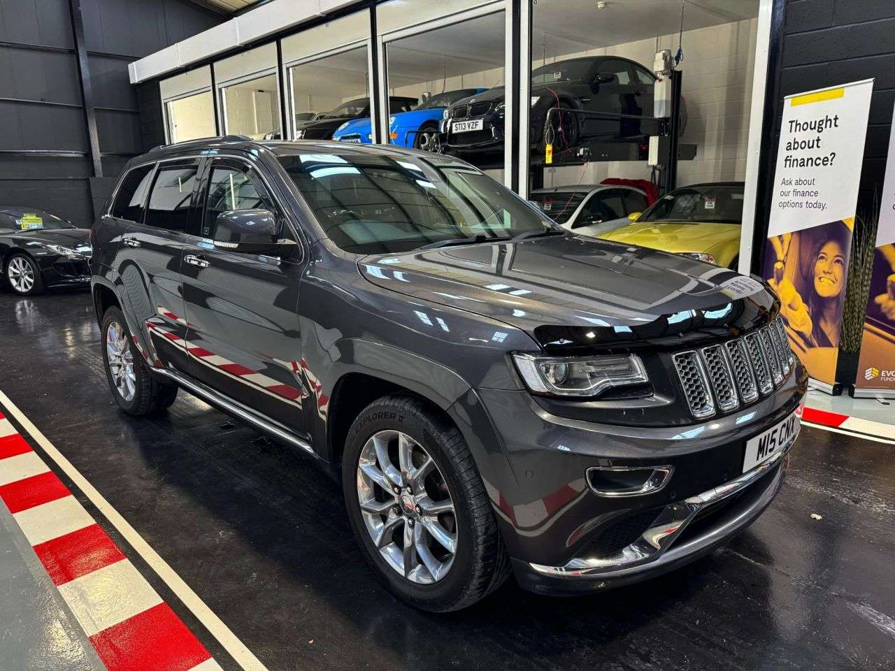 A 2016 JEEP GRAND CHEROKEE 3.0 V6 CRD Summit SUV 5dr Diesel Auto 4WD Euro 6 (247 bhp) A 2016 JEEP GRAND CHEROKEE 3.0 V6 CRD Summit SUV 5dr Diesel Auto 4WD Euro 6 (247 bhp)