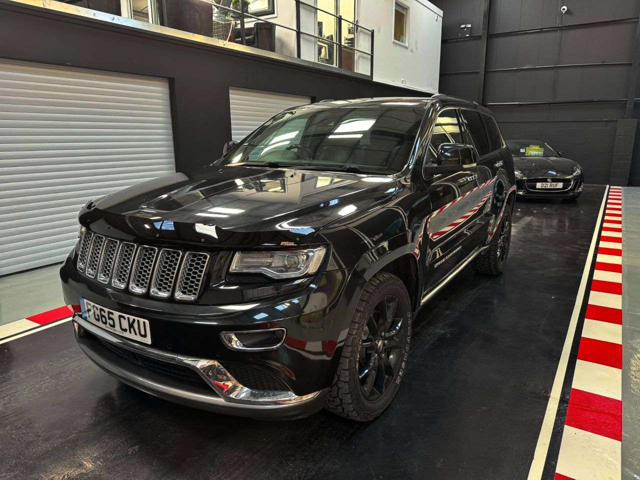 A 2015 JEEP GRAND CHEROKEE 3.0 V6 CRD Summit SUV 5dr Diesel Auto 4WD Euro 6 (247 bhp) A 2015 JEEP GRAND CHEROKEE 3.0 V6 CRD Summit SUV 5dr Diesel Auto 4WD Euro 6 (247 bhp)