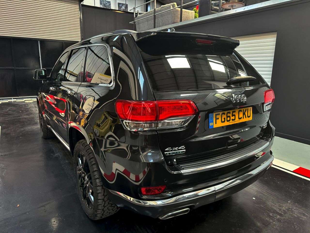 A 2015 JEEP GRAND CHEROKEE 3.0 V6 CRD Summit SUV 5dr Diesel Auto 4WD Euro 6 (247 bhp) A 2015 JEEP GRAND CHEROKEE 3.0 V6 CRD Summit SUV 5dr Diesel Auto 4WD Euro 6 (247 bhp)