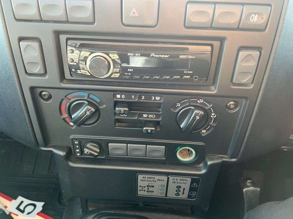 0 LAND ROVER DEFENDER 0 LAND ROVER DEFENDER