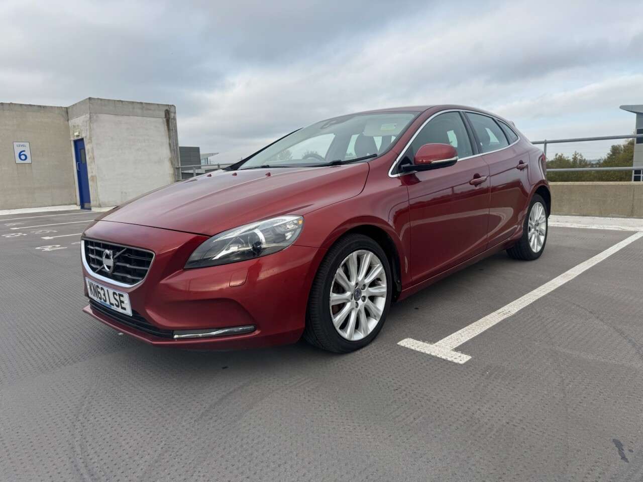 2013 VOLVO V40 2013 VOLVO V40