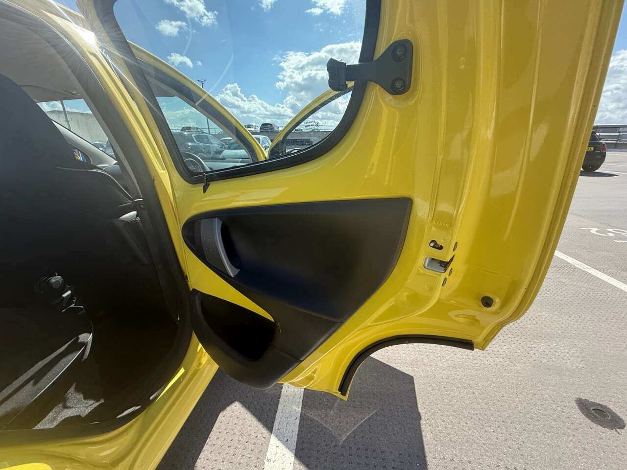 2013 PEUGEOT 107 2013 PEUGEOT 107