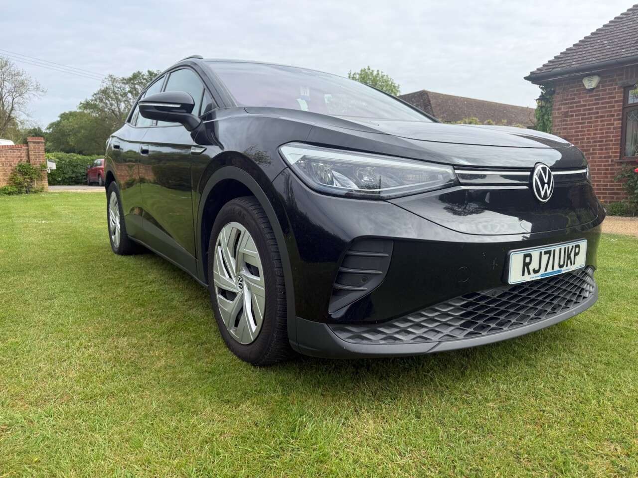 A 2021 VOLKSWAGEN ID.4 Pro Performance 77kWh Life SUV 5dr Electric Auto (204 ps) 1 year mot and se A 2021 VOLKSWAGEN ID.4 Pro Performance 77kWh Life SUV 5dr Electric Auto (204 ps) 1 year mot and se