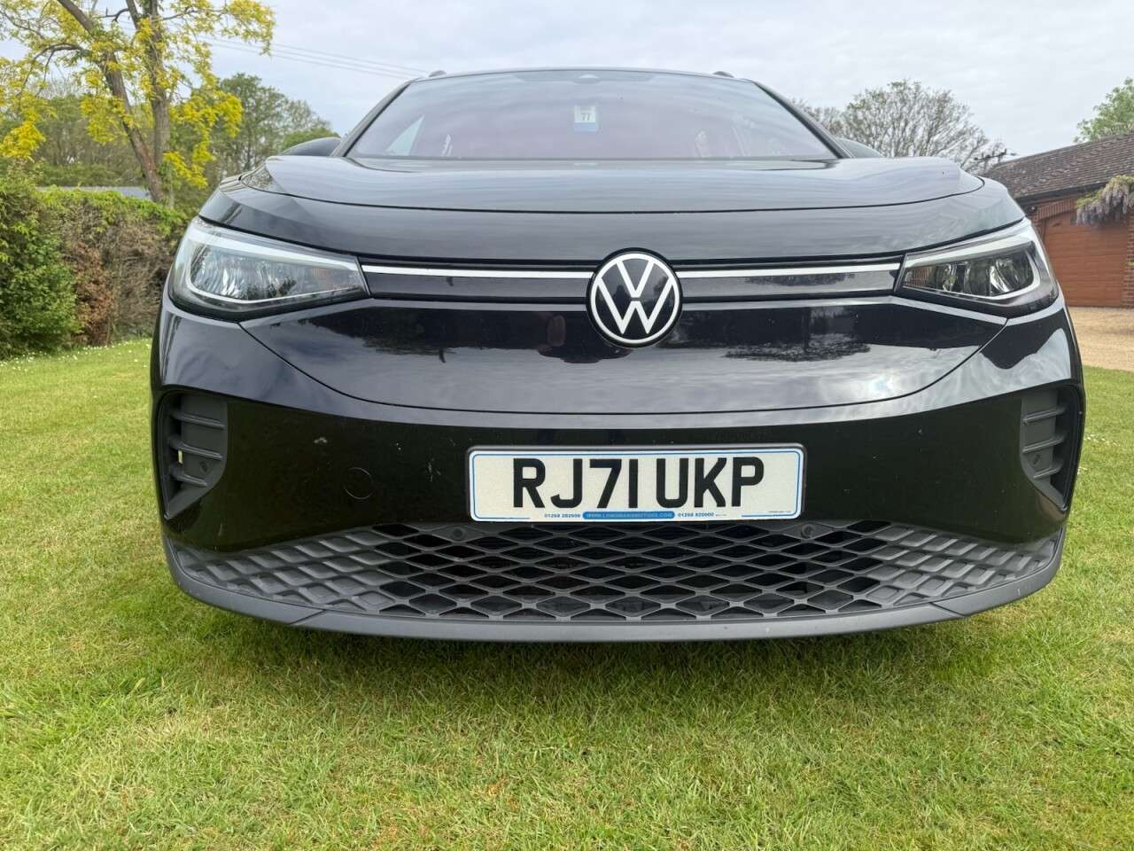 A 2021 VOLKSWAGEN ID.4 Pro Performance 77kWh Life SUV 5dr Electric Auto (204 ps) 1 year mot and se A 2021 VOLKSWAGEN ID.4 Pro Performance 77kWh Life SUV 5dr Electric Auto (204 ps) 1 year mot and se