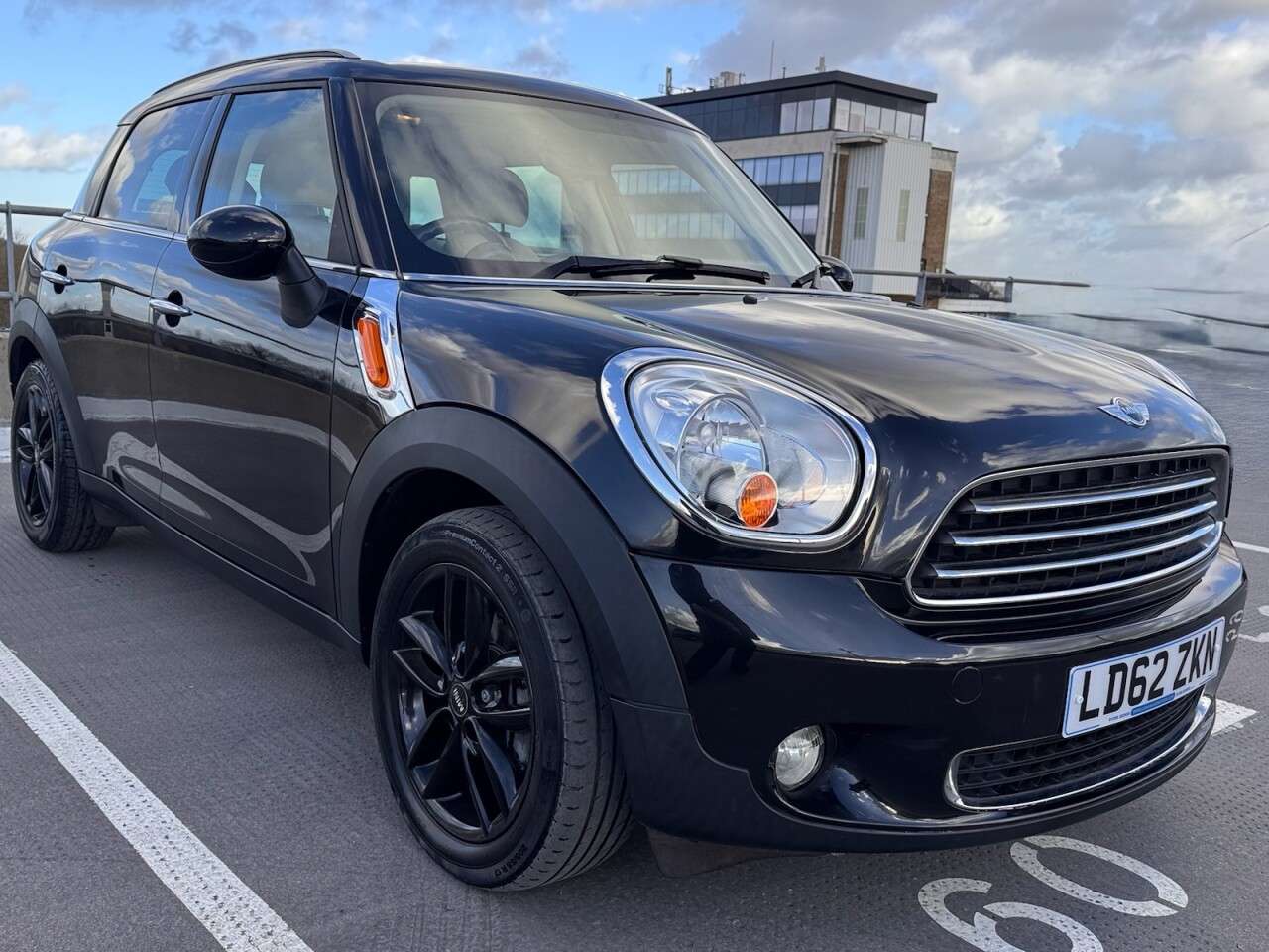A 2012 MINI COUNTRYMAN 1.6 Cooper SUV 5dr Petrol Auto Euro 5 (122 ps) 1 year mot and service inclu A 2012 MINI COUNTRYMAN 1.6 Cooper SUV 5dr Petrol Auto Euro 5 (122 ps) 1 year mot and service inclu