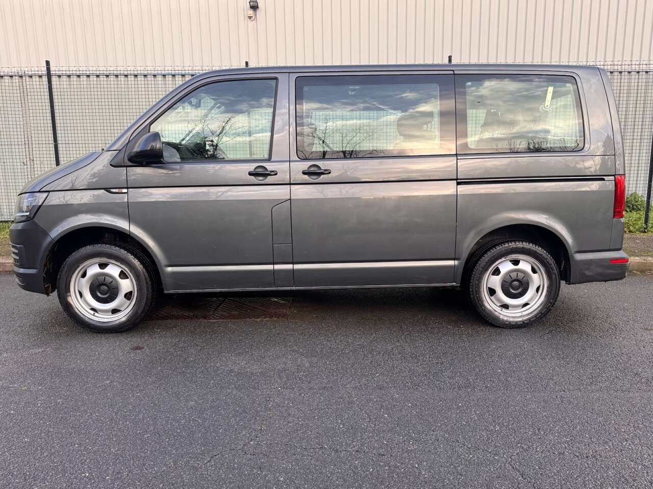 0 VOLKSWAGEN TRANSPORTER SHUTTLE 0 VOLKSWAGEN TRANSPORTER SHUTTLE