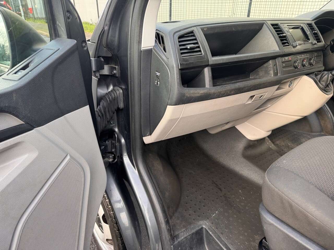 0 VOLKSWAGEN TRANSPORTER SHUTTLE 0 VOLKSWAGEN TRANSPORTER SHUTTLE