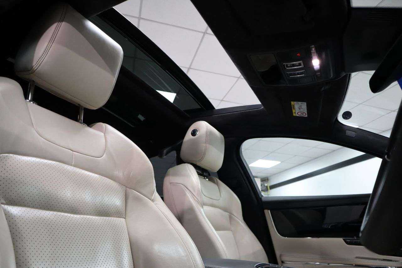 A 2019 JAGUAR XJ 3.0d V6 R-Sport Saloon 4dr Diesel Auto Euro 6 (s/s) (300 ps) BE QUICK YOU W A 2019 JAGUAR XJ 3.0d V6 R-Sport Saloon 4dr Diesel Auto Euro 6 (s/s) (300 ps) BE QUICK YOU W