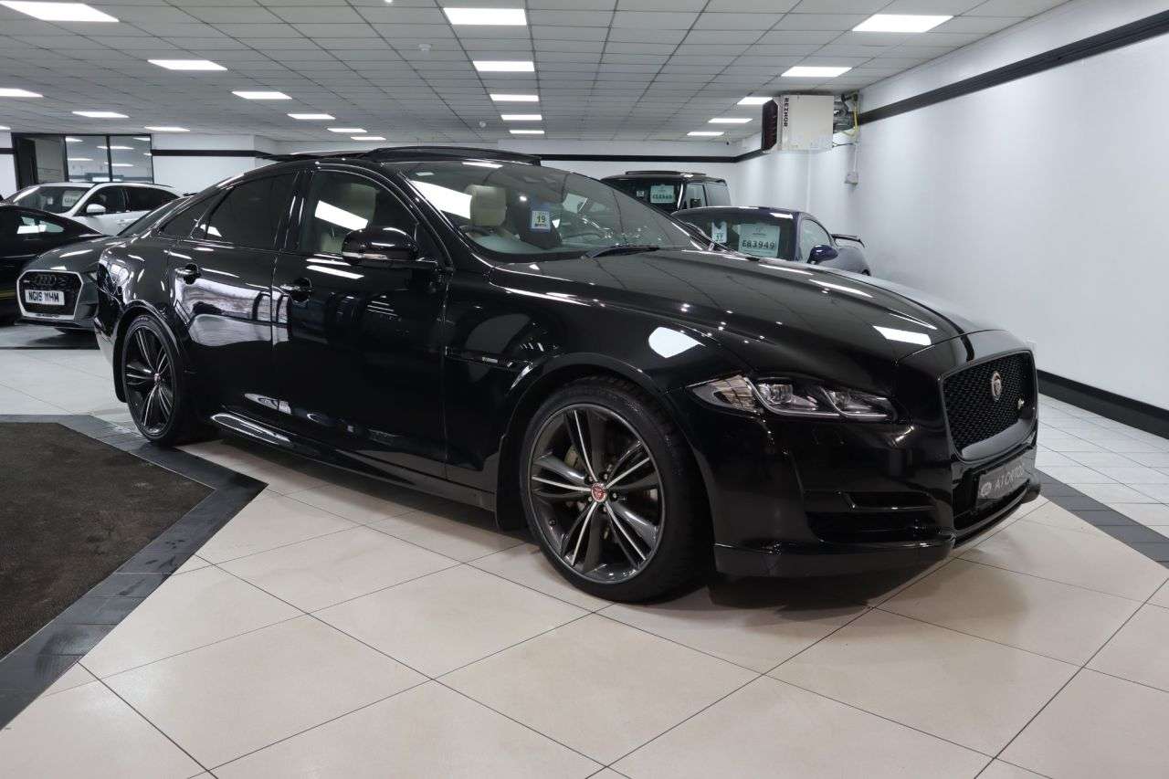 A 2019 JAGUAR XJ 3.0d V6 R-Sport Saloon 4dr Diesel Auto Euro 6 (s/s) (300 ps) BE QUICK YOU W A 2019 JAGUAR XJ 3.0d V6 R-Sport Saloon 4dr Diesel Auto Euro 6 (s/s) (300 ps) BE QUICK YOU W