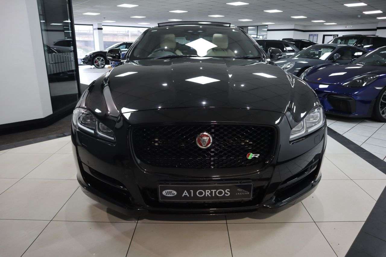 A 2019 JAGUAR XJ 3.0d V6 R-Sport Saloon 4dr Diesel Auto Euro 6 (s/s) (300 ps) BE QUICK YOU W A 2019 JAGUAR XJ 3.0d V6 R-Sport Saloon 4dr Diesel Auto Euro 6 (s/s) (300 ps) BE QUICK YOU W